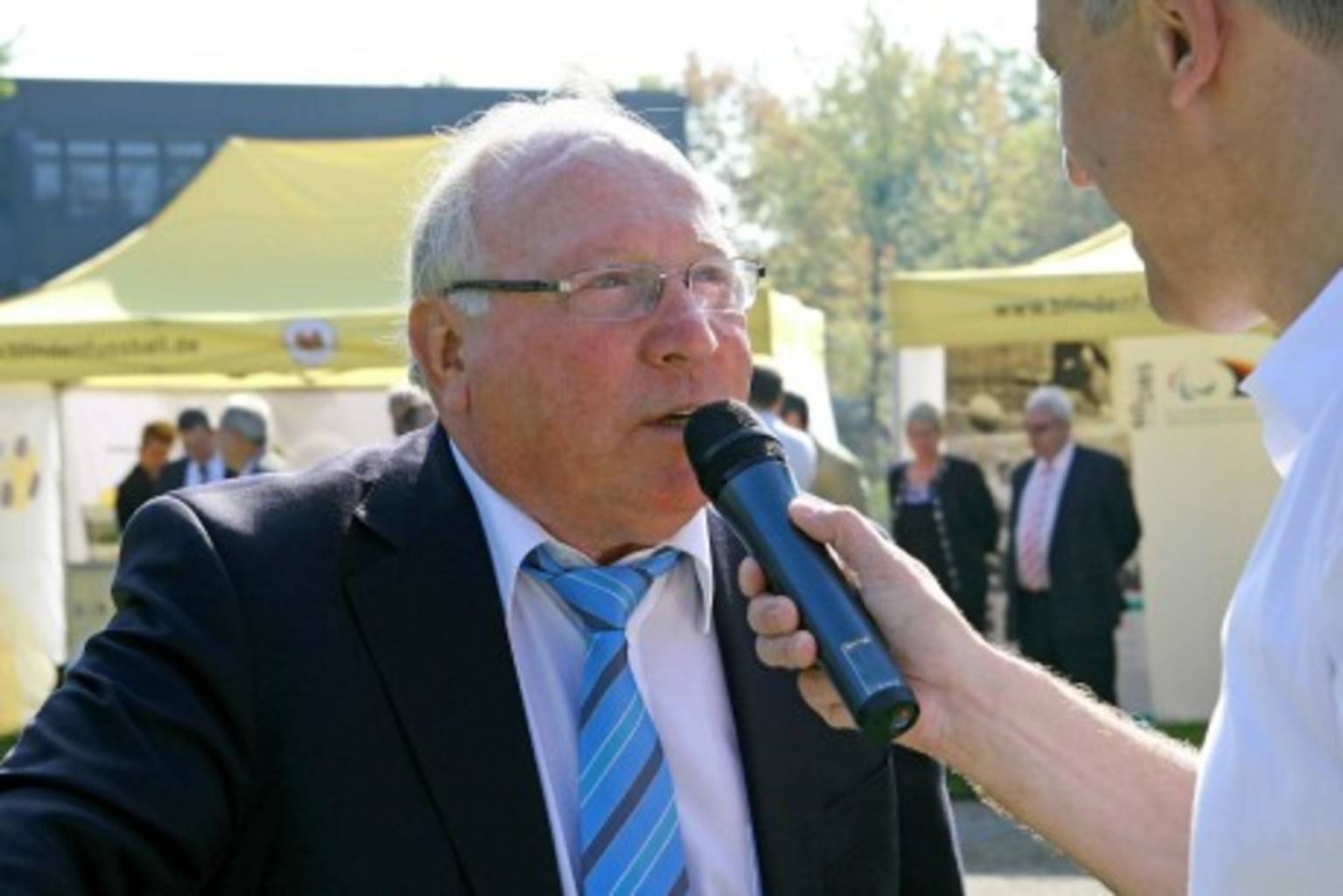 Interview mit Uwe Seeler auf dem Blindenfußballfeld