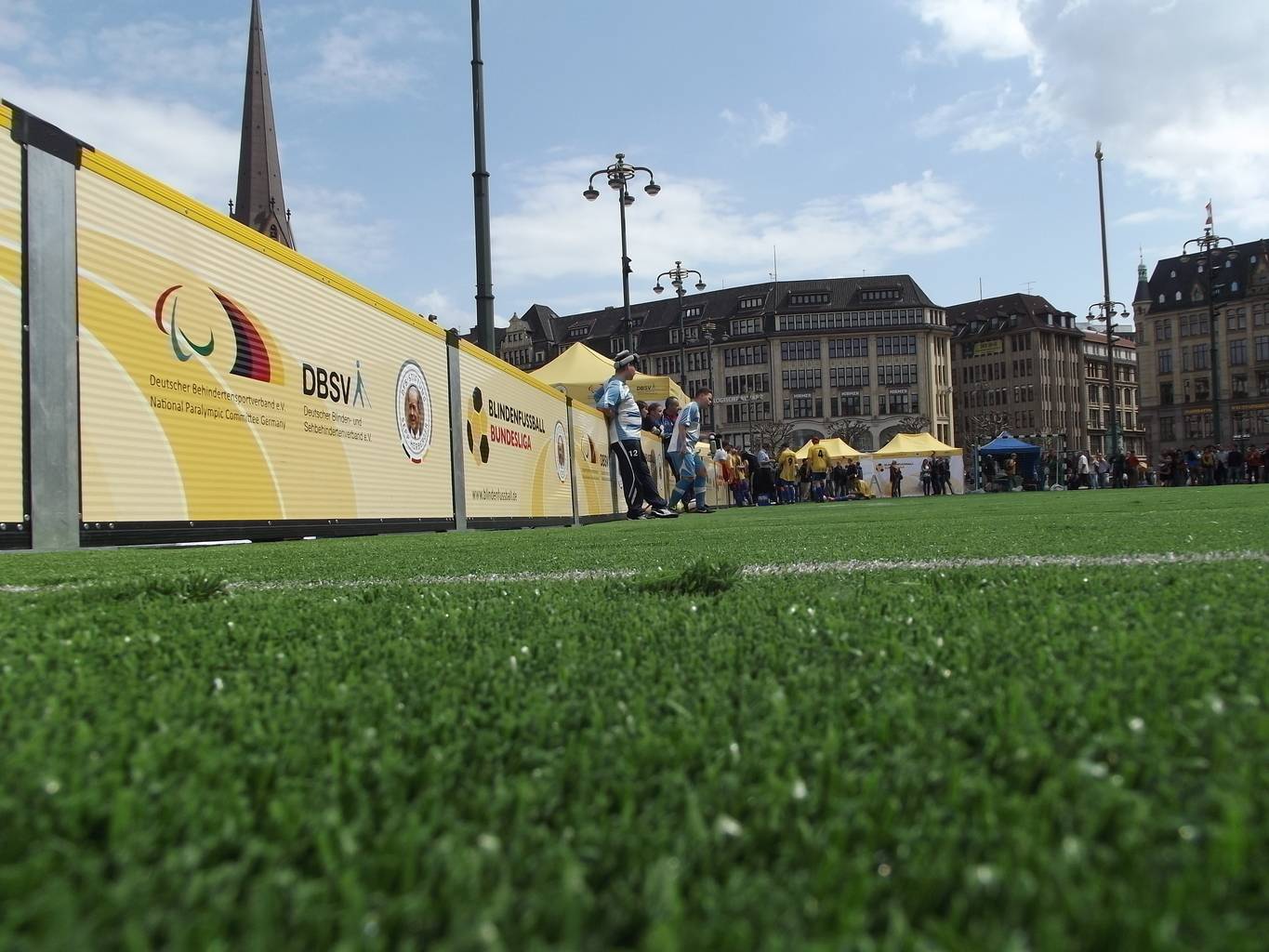 Kunstrasen vor Spielbeginn
