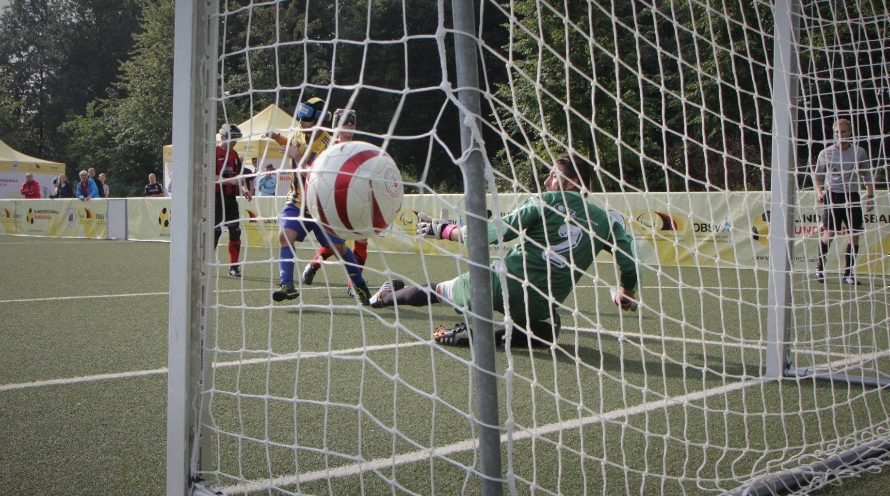 Ball zappelt nach Schuss des Marburger Spielers Alican Pektas im Chemnitzer Tornetz. | Foto: Michael Hain