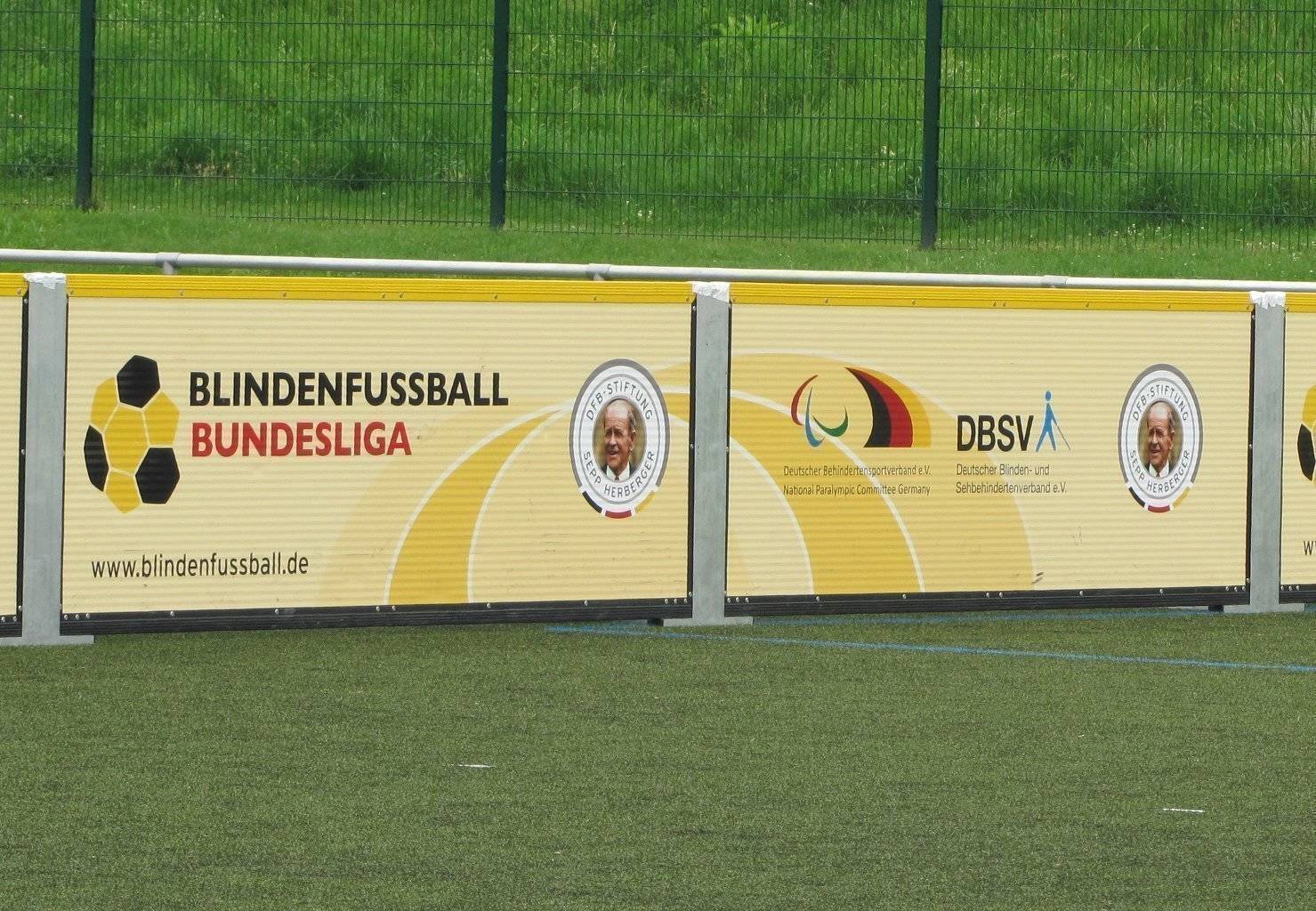 Bande mit Blindenfußball-Bundesliga Logo