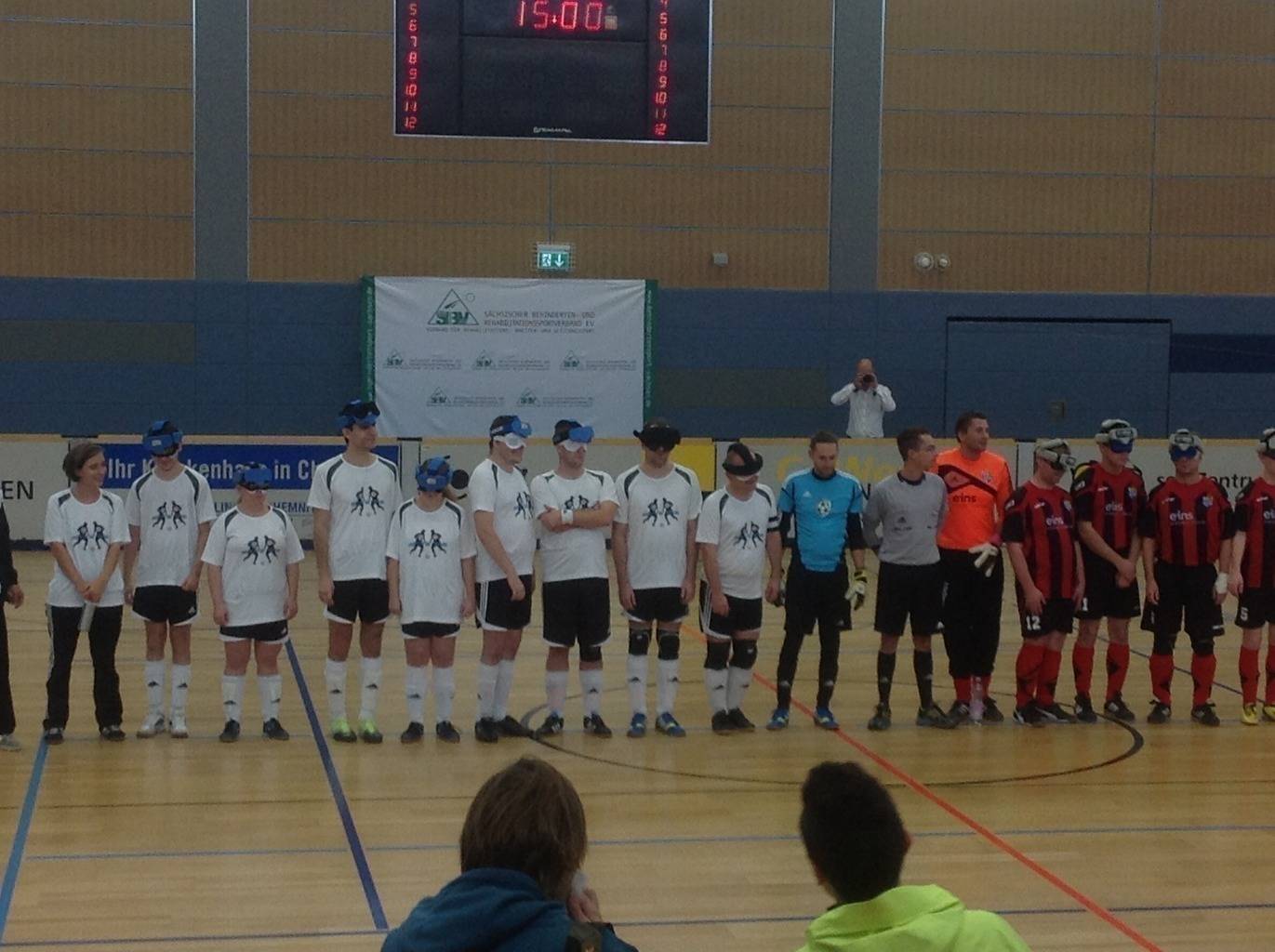 Avoy Brno vs CFC Chemnitz mit Patrick als Schiri vor dem Spiel (Foto: Gundula Redecke)
