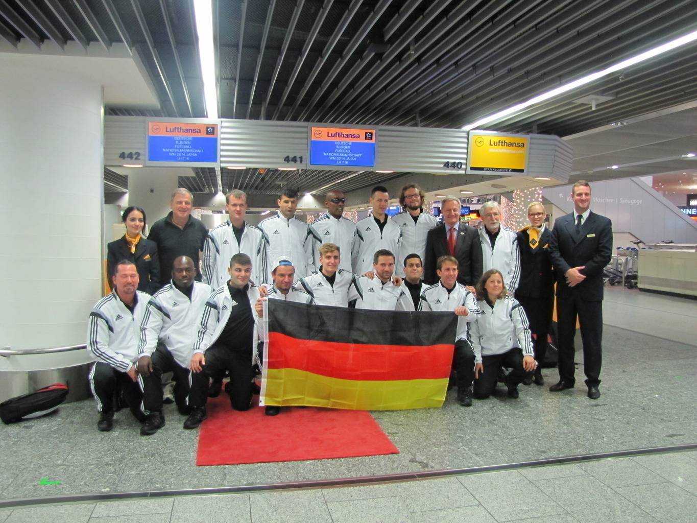 Die Deutsche Blindenfußball Nationalmannschaft vor dem Abflug nach Japan