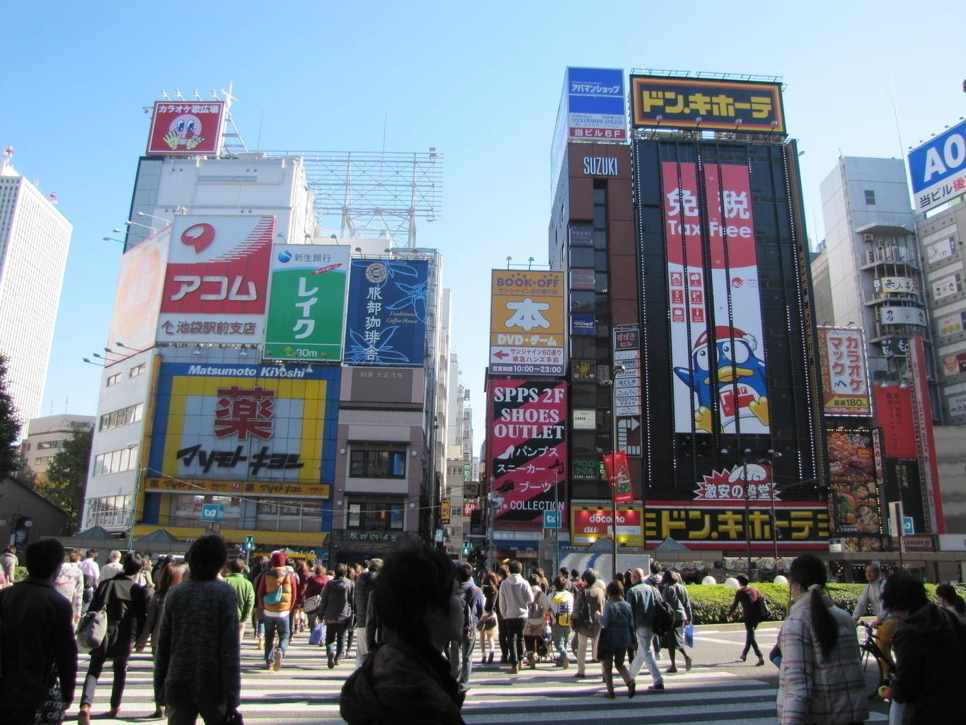 Hochhäuser in Japan mit bunten Werbefasaden (Foto: Julitta Harms)