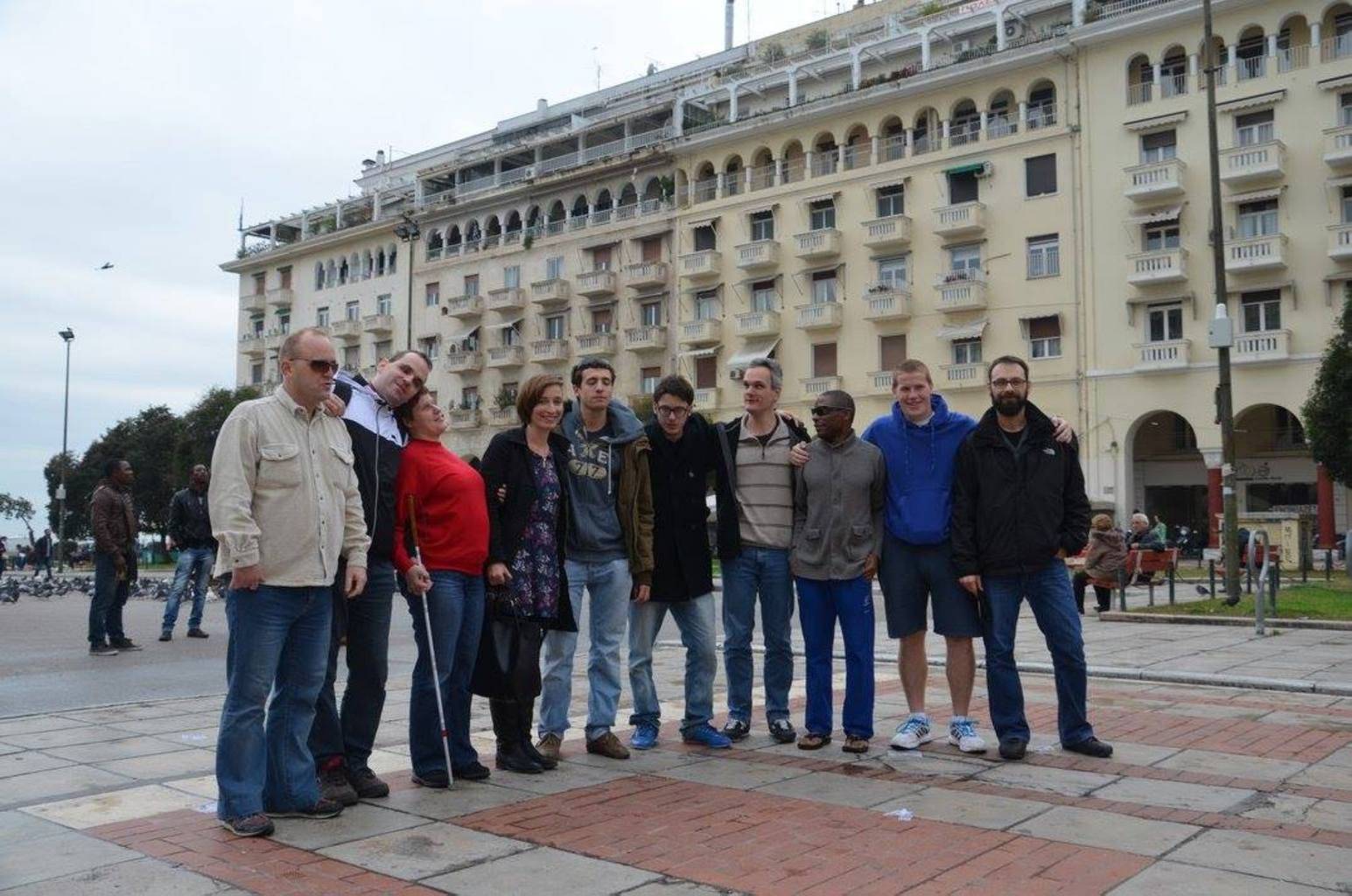 Darren Harris, Pattrick Haynes, Vladimir Vadura, Jan Mrazek, Ales Moravec, Katja und Michael Löffler, Alexandre Wespes, Andrew Rodens, Jitka Graclikova und dem Hintertorrufer von Pirsos, Dimitris, auf dem Aristoteles-Platz in Thessaloniki