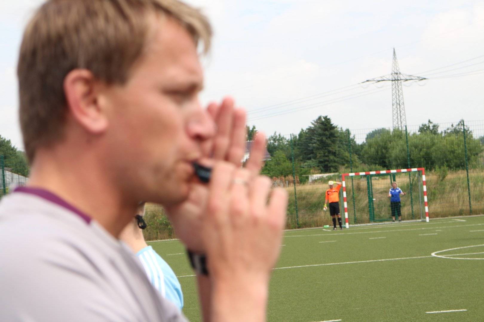 Schiedsrichter pfeift ein Spiel an