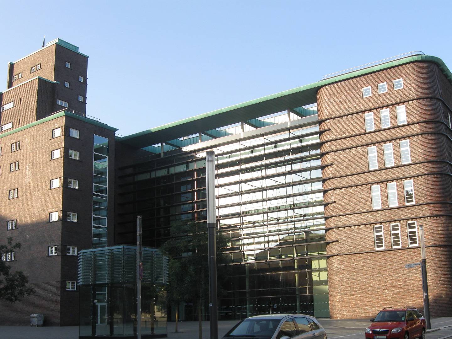 Blick auf die Eingangstüren des Hans-Sachs-Hauses in Gelsenkirchen