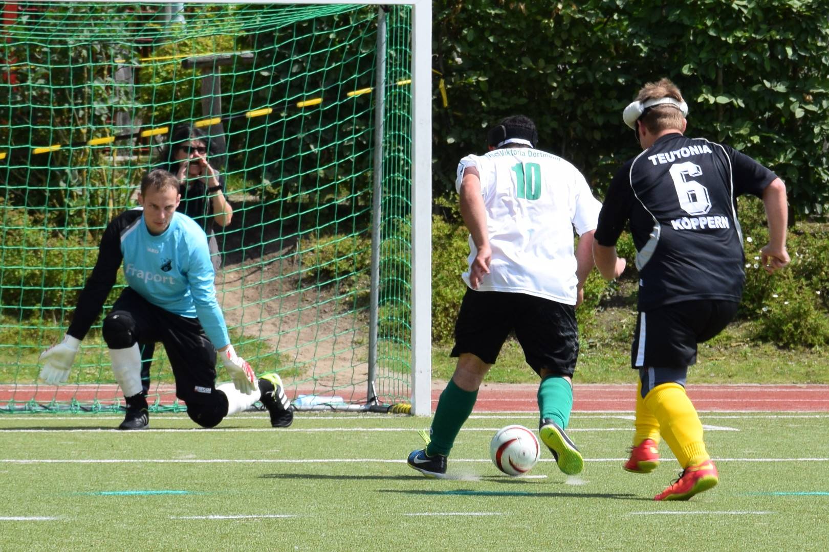 Torschuss des Dortmunder Spielers ging knapp am Tor vorbei