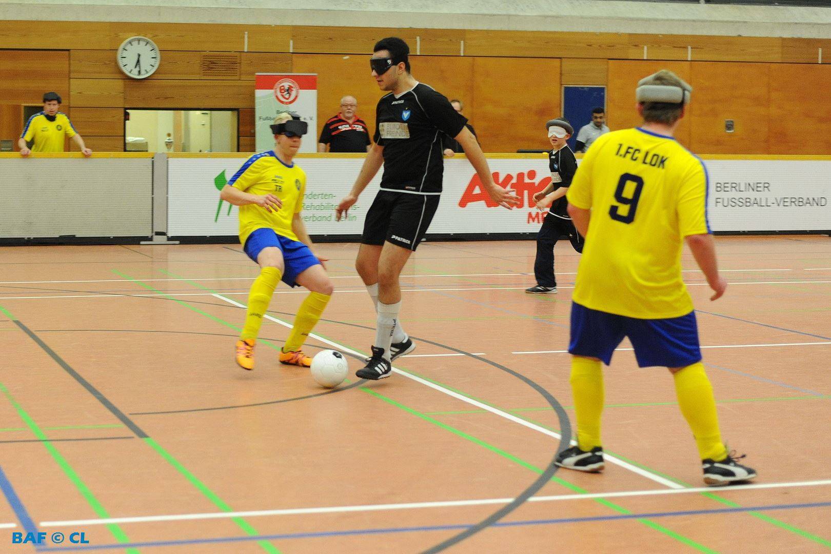 Edis Velcovic dribbeld den Ball in Richtung des Tores der Leipziger Gäste