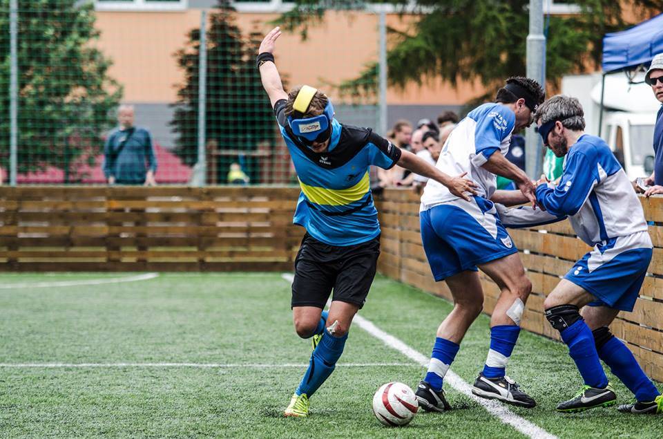 Nationalspieler Kuttig in Marburger beim Zweikampf in Bucovice