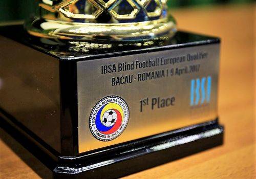 Pokal des ersten Platzes mit englischer Inschrift, IBSA-Logo, sowie Turnierlogo des Qualifikationsturniers