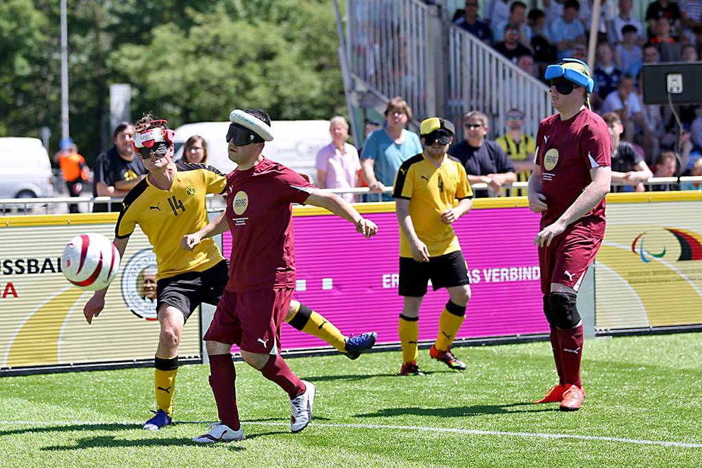 Der BVB im Angriff. Köln/ Köppern kommt zu spät.