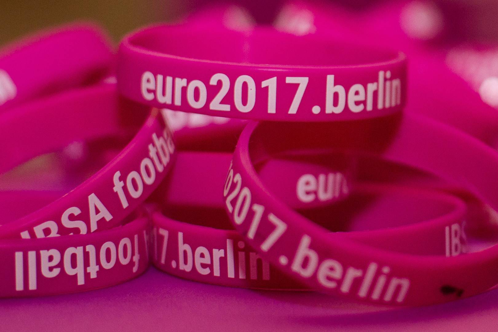 Schriftzug der EURO2017 auf vielen Armbändern