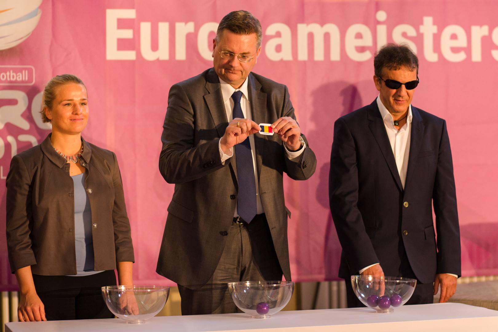 Grindel hält gezogene Mannschaft hoch