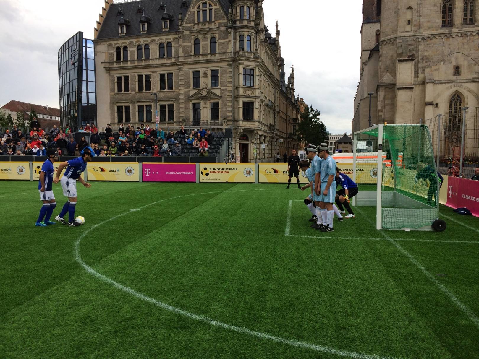 Mauer von Chemnitzer Spielern direkt vor dem Tor