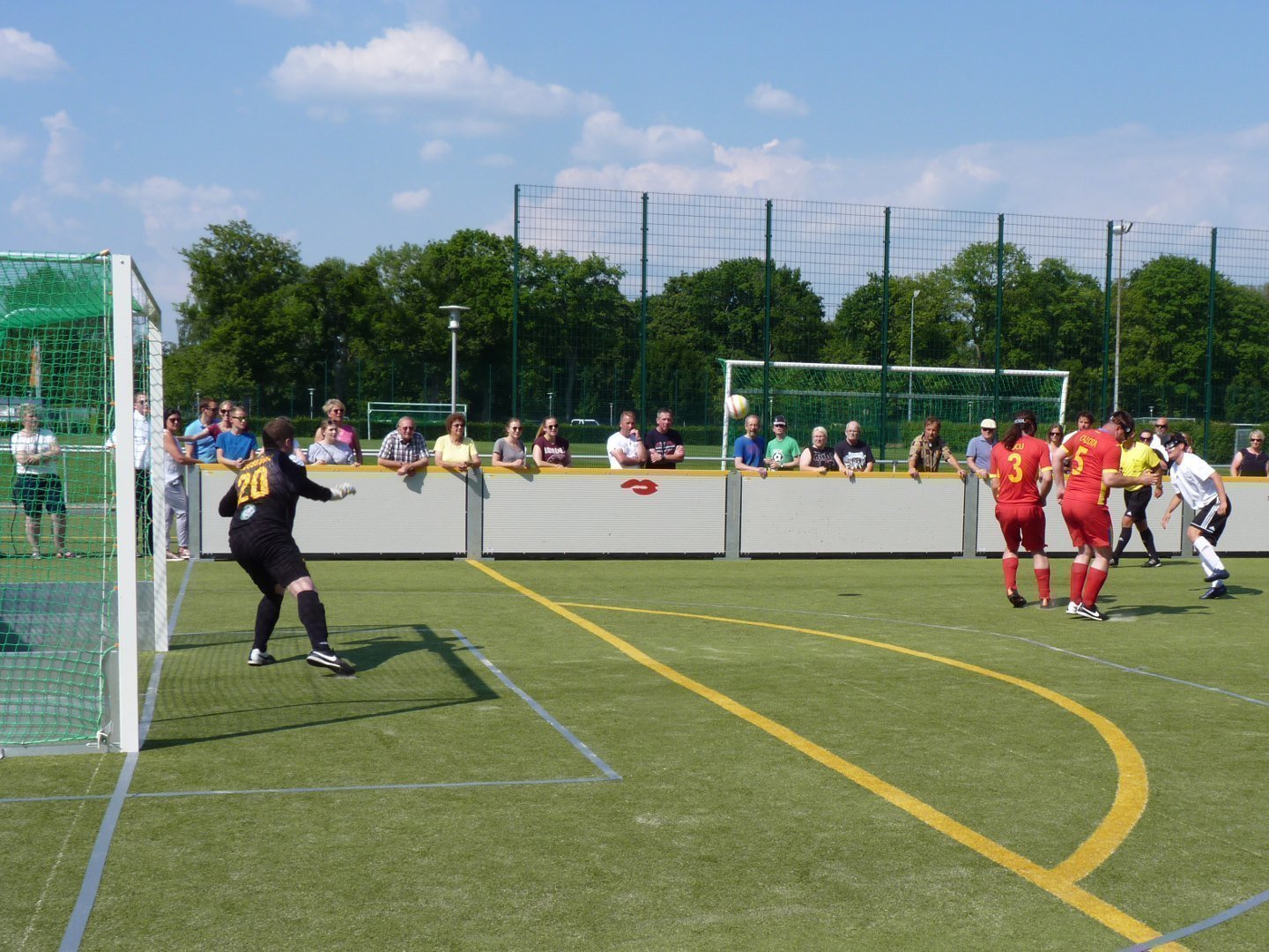 Ball in der Luft zwischen Spieler und Tor
