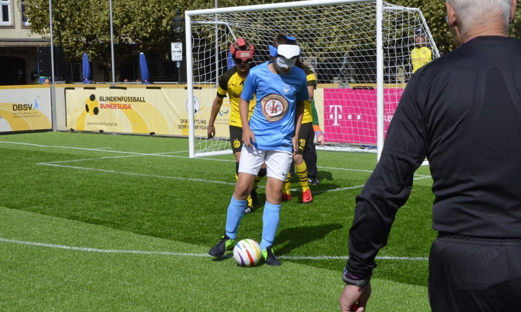 Nico Rother führt den Ball eng am Fuß.