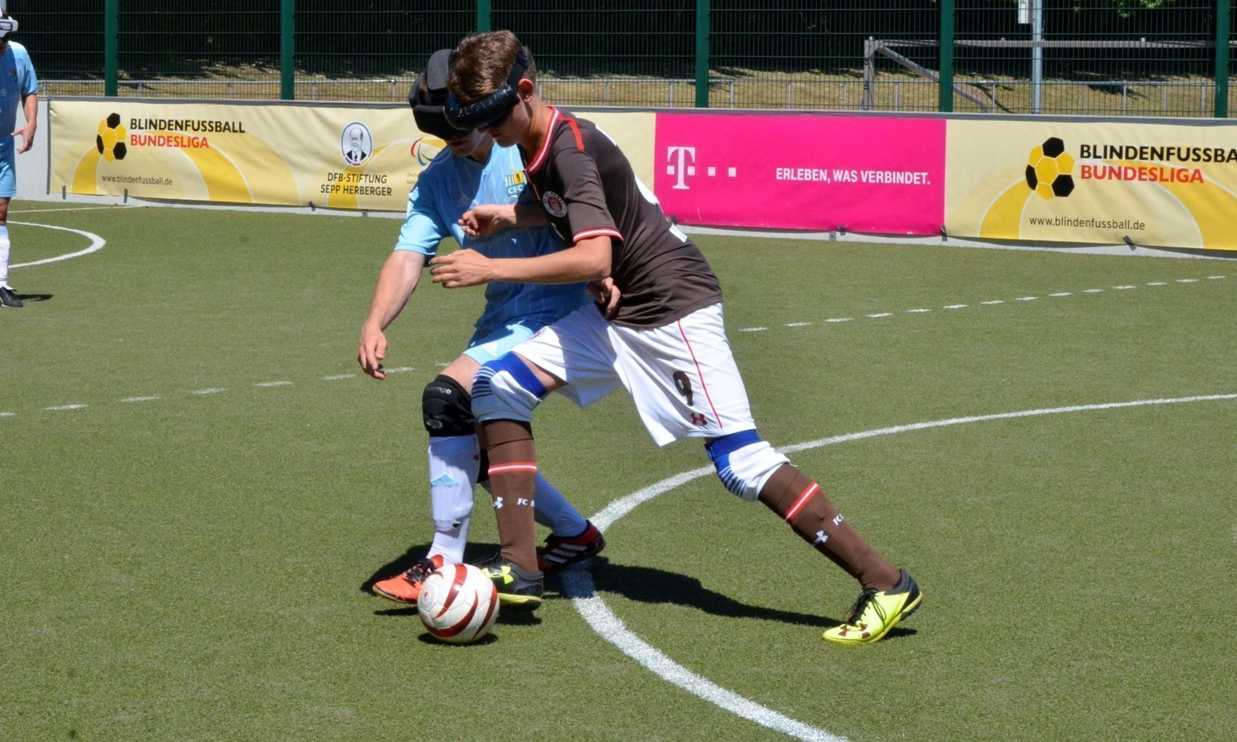 St. Paulis Phlipp Versen dribbelt mit dem Ball eng am Fuß.