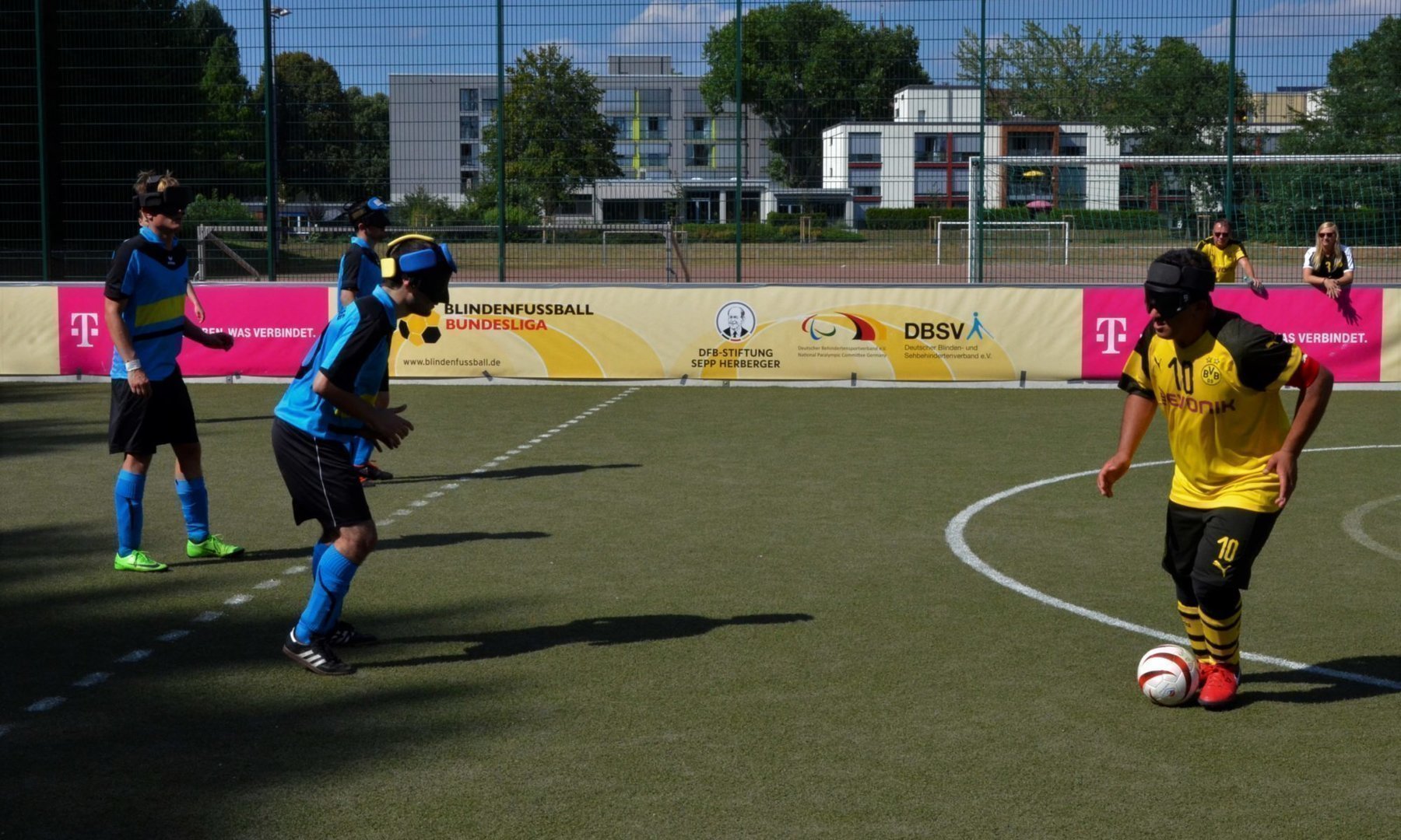Ted Altunbas versucht sich hier gegen Marburgs kompakte Defensive durchzusetzen. Foto: Maurizio Valgolio