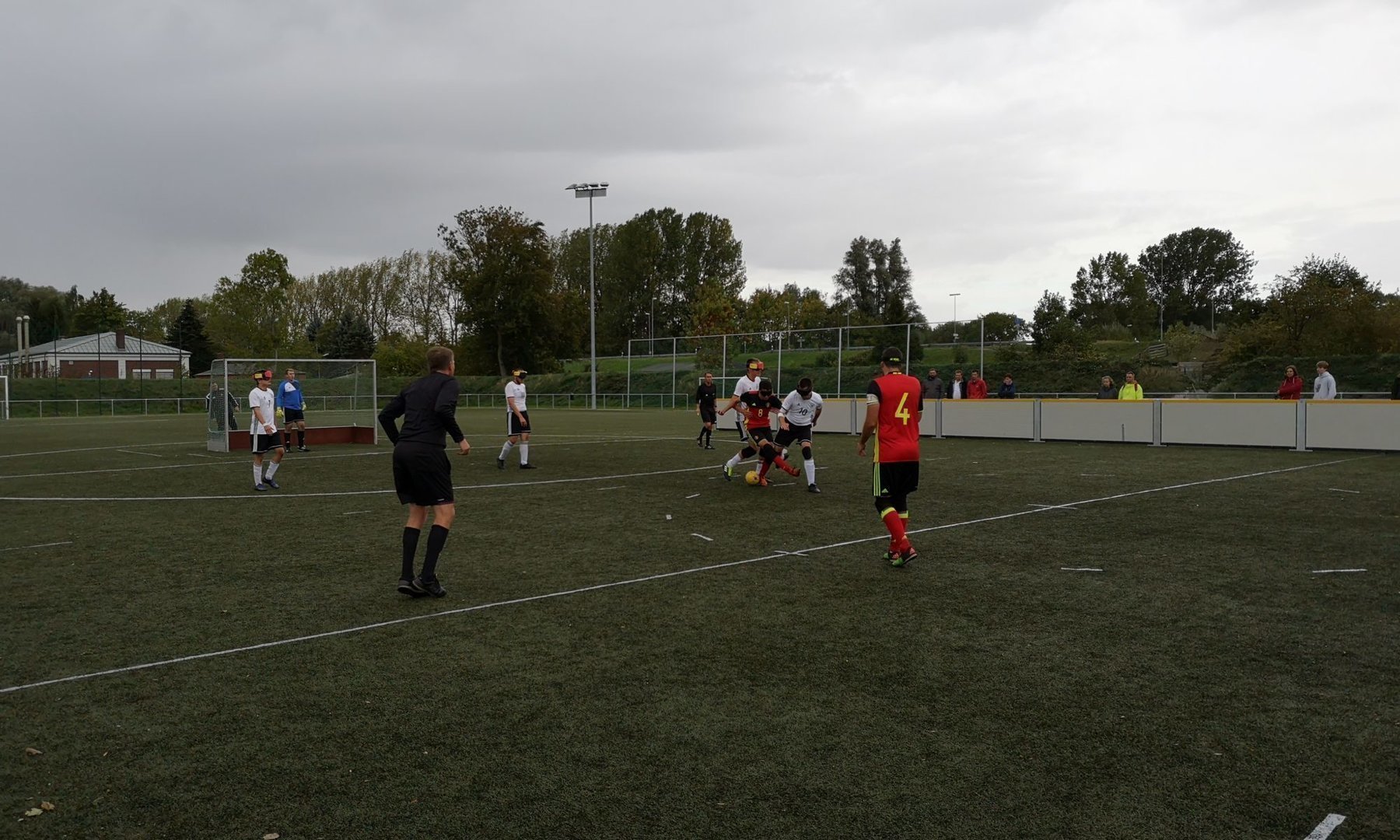 Bei bescheidenden Wetterverhältnissen testete die Deutsche Blindenfußball-Nationalmannschaft gegen Belgien. Foto: Jonas Bargmann