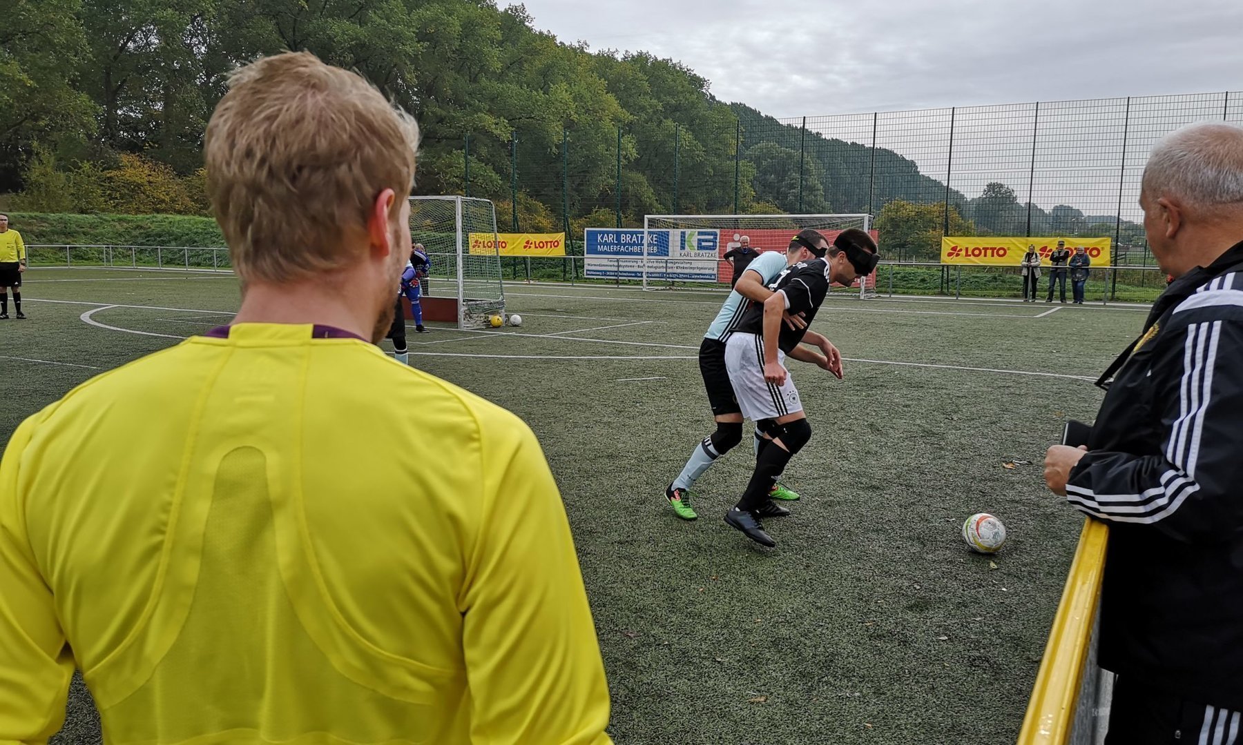 Deutschlands Alexander Fangmann versucht sich gegen Belgiens David Dortu durchzusetzen. Schiedsrichter Dustin Vennemann hat den Zweikampf im Blick. Foto: Jonas Bargmann