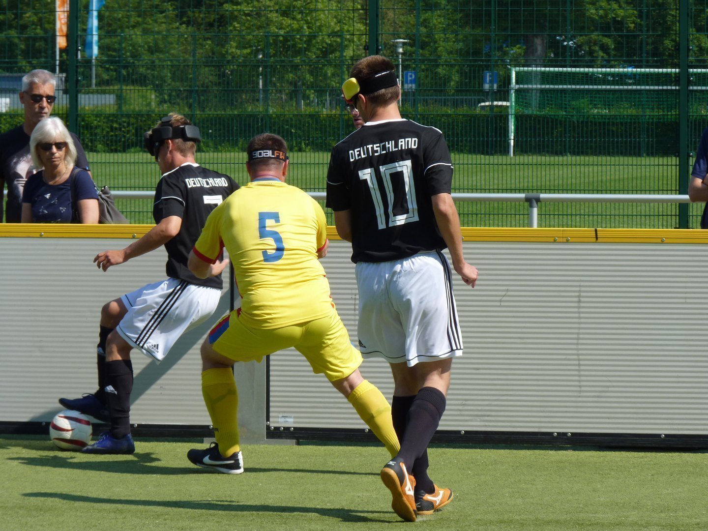 Taime Kuttig schirmt den Ball im Testspiel gegen Rumänien ab. Foto: Jonas Bargmann