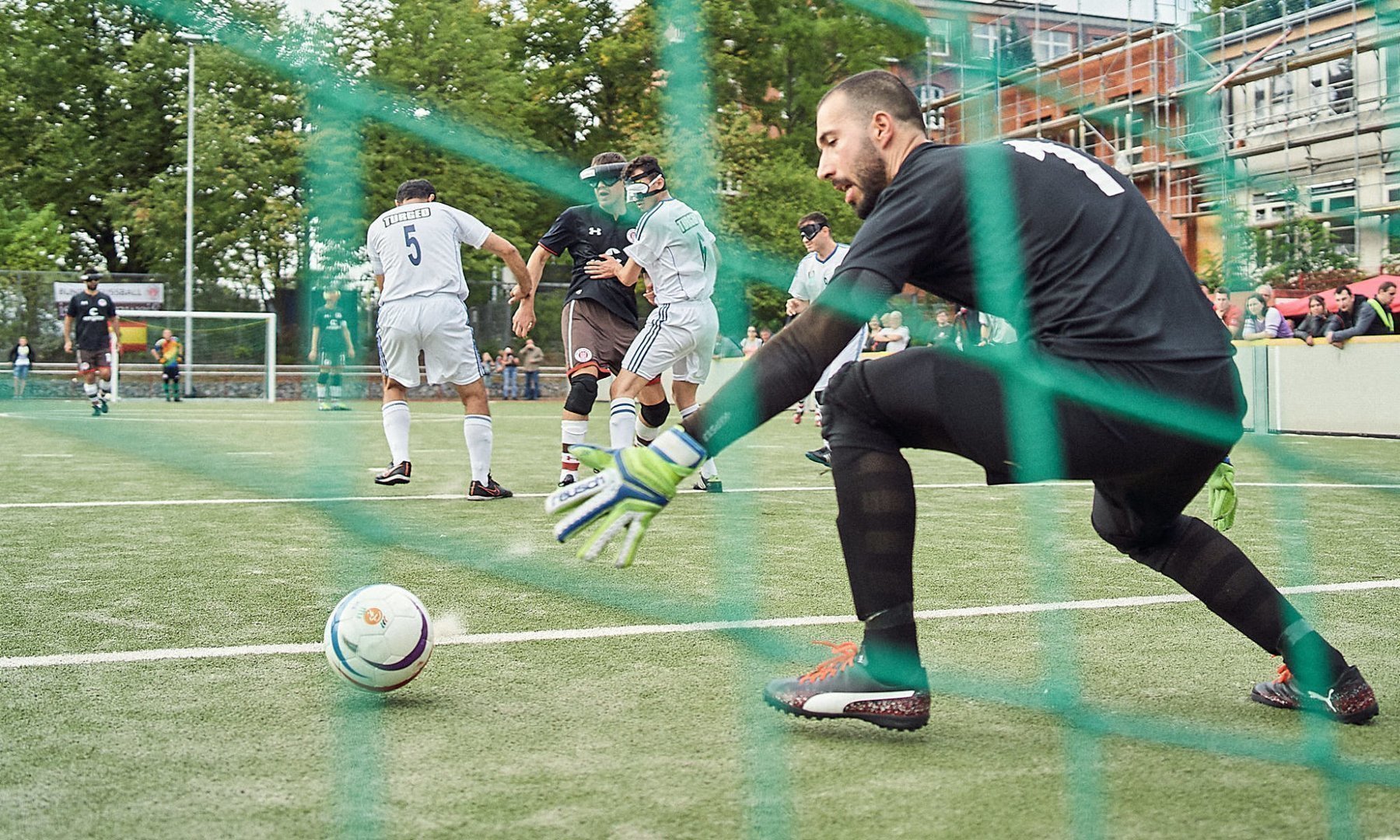 Paul Ruge schießt den Führungstreffer im Finale gegen Turged Istanbul. Foto: Rasmus Narjes setzt sich hier gegen seinen Gegenspieler von Turged Istanbul durch. Fotos: stefangroenveld.de