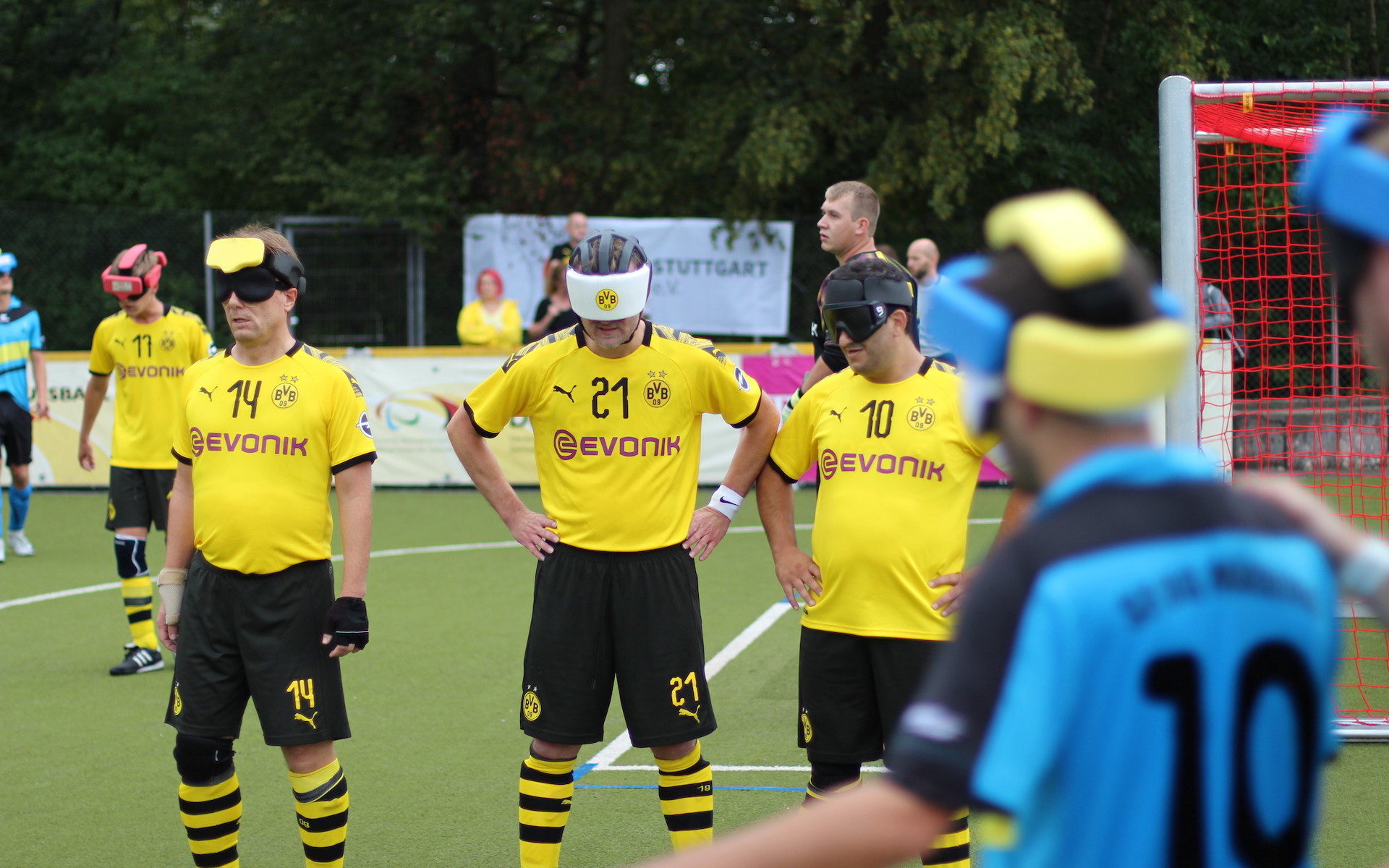 Vielbeschäftigt – die Abwehrreihe von Dortmund. Hier eine Freistoßmauer aus Jörg Fetzer (l.), Sebastian Schäfer (m.) und Ted Altunbas (r.), Foto: Florian Eib.
