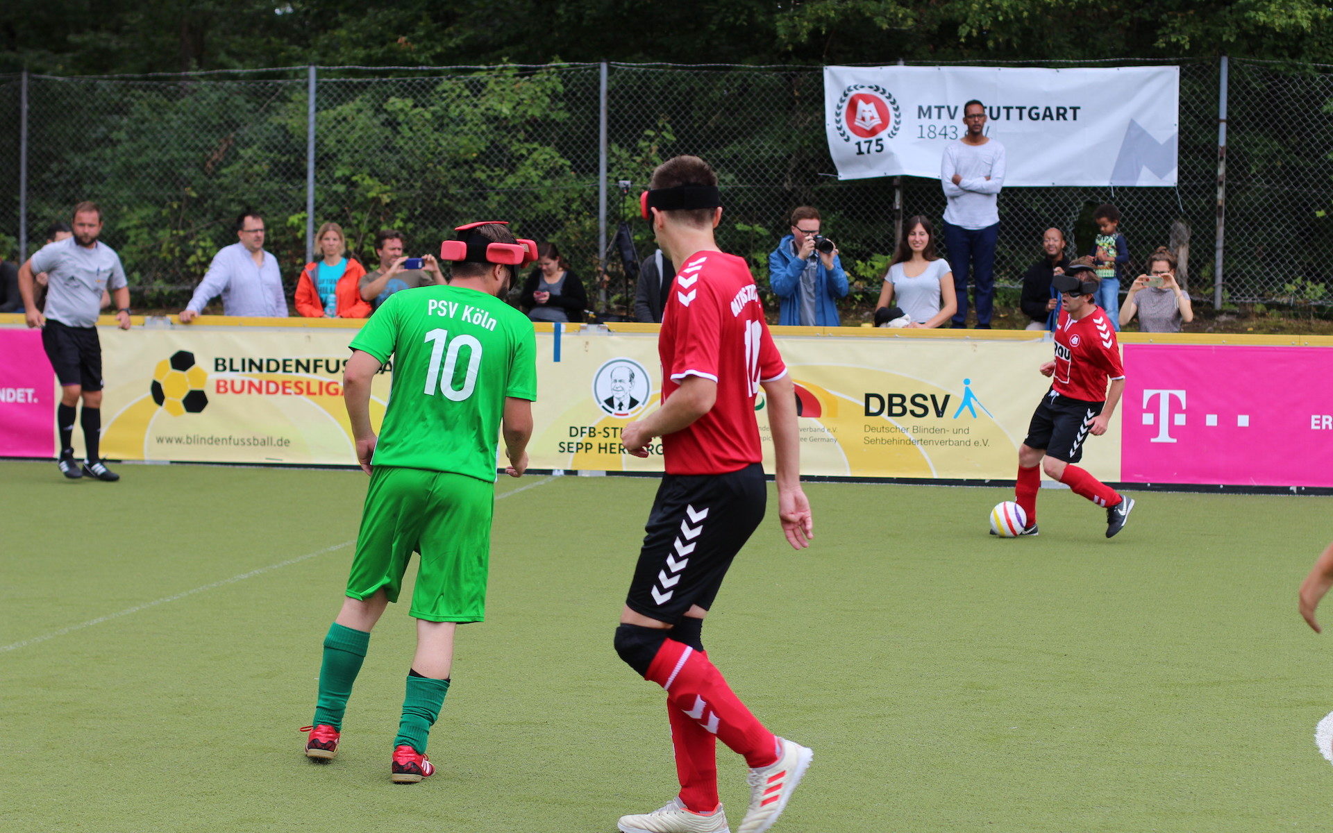 Wütendes Anlaufen – Auf der rechten Angriffsseite führt Lukas Smirek den Ball. In der Spielfeldmitte wartet Alexander Fangmann auf das Abspiel. Marco Hornbacher verteidigt, Foto: Felix Amrhein.
