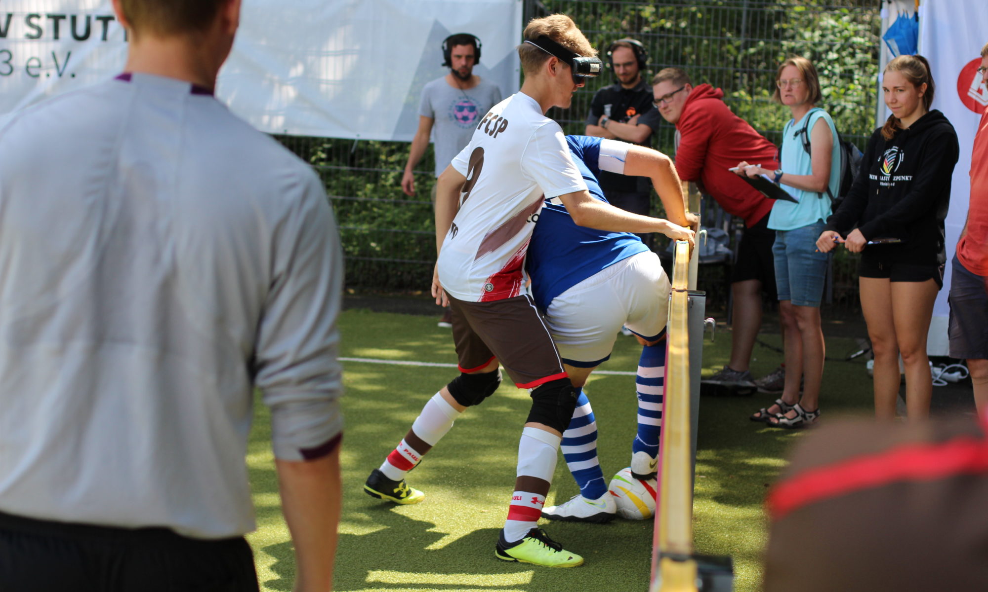 Philipp Versen drückt Hasan Koparan an die Bande, der schirmt den Ball exzellent ab, Foto: Florian Eib.