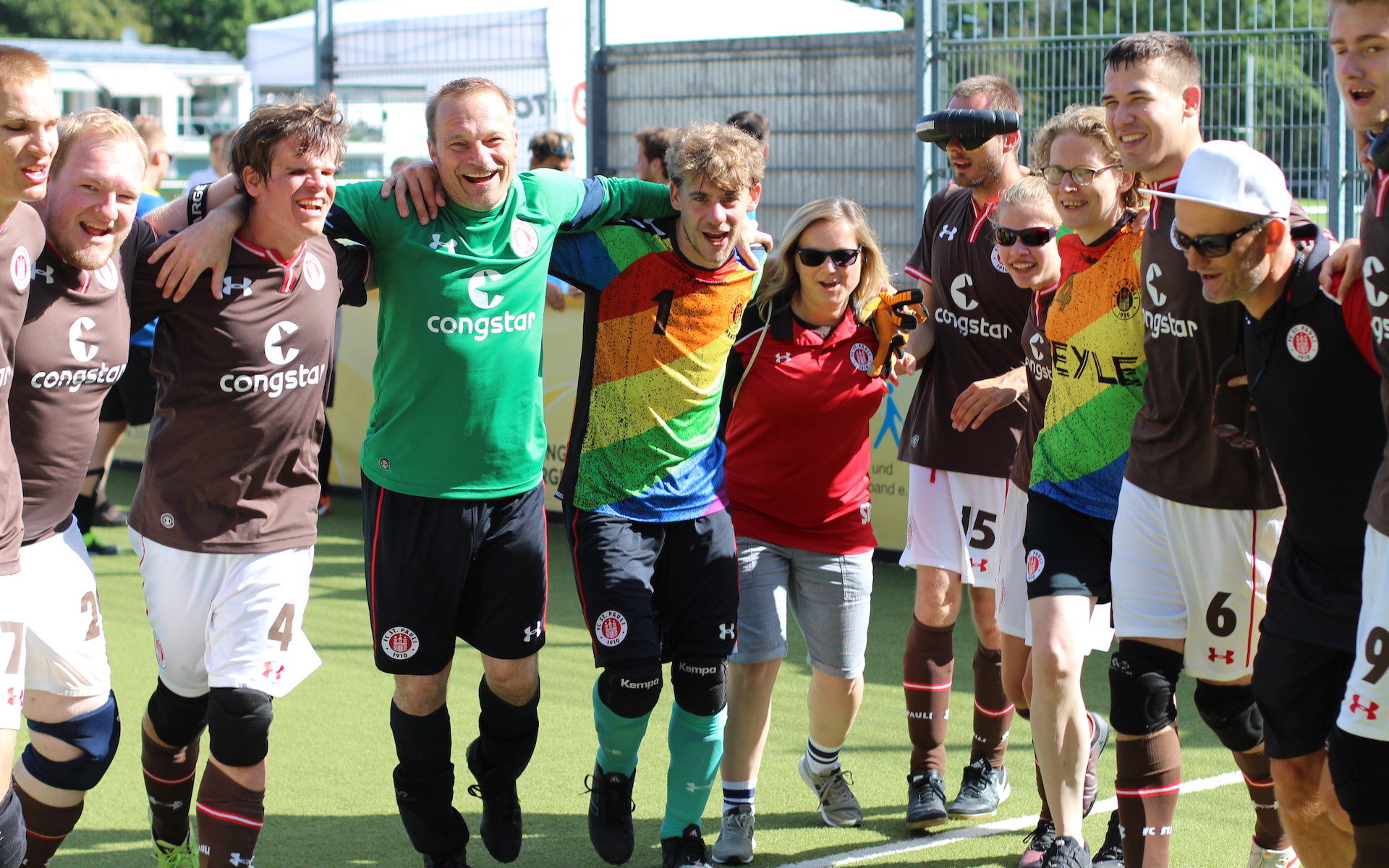 Jubel nach der Partie: St. Pauli krönt eine sehr gute Saison mit einem 4:1 Sieg gegen Marburg. Im Bild der Mannschaftsjubel, Foto: Mauricio Valgolio.