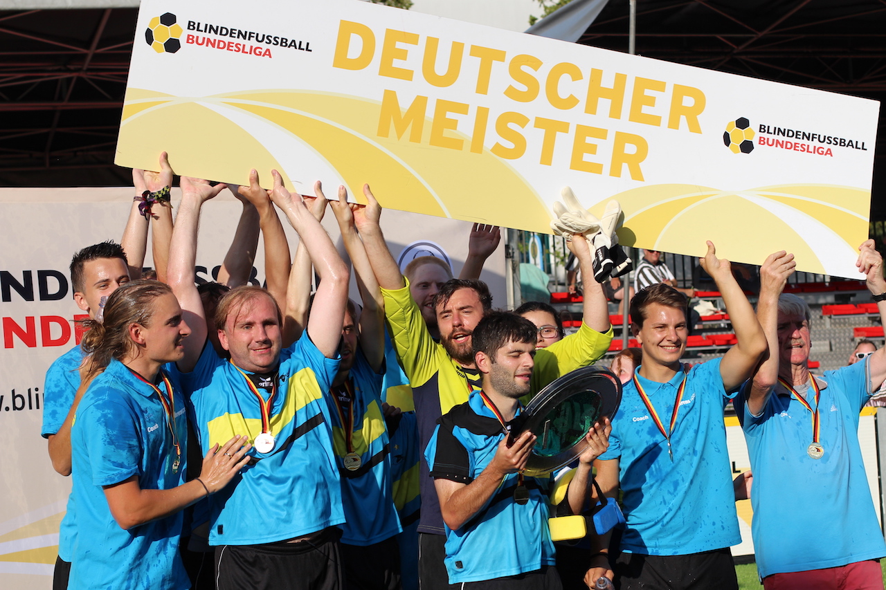 Teamfoto: Deutscher Meister 2019 ist die SG Blista Marburg. Hier hält das Team die Meisterschale in die Höhe, Foto: Florian Eib.
