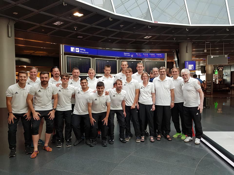 Die deutsche Blindenfußball-Nationalmannschaft vor dem Abflug am Frankfurter Flughafen nach Rom. Fotorechte: Privat