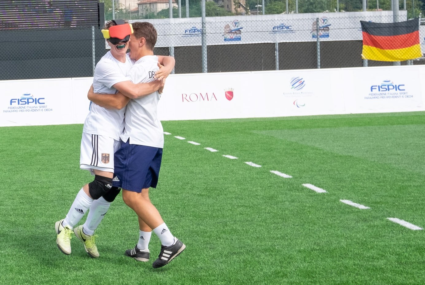 Angreifer Jonathan Tönsing und Trainer Martin Mania wollen alles daransetzen, sich für die WM 2023 zu qualifizieren - um dort auch möglichst oft zu jubeln wie in diesem Foto. Foto: Simone Forzan/FISPIC