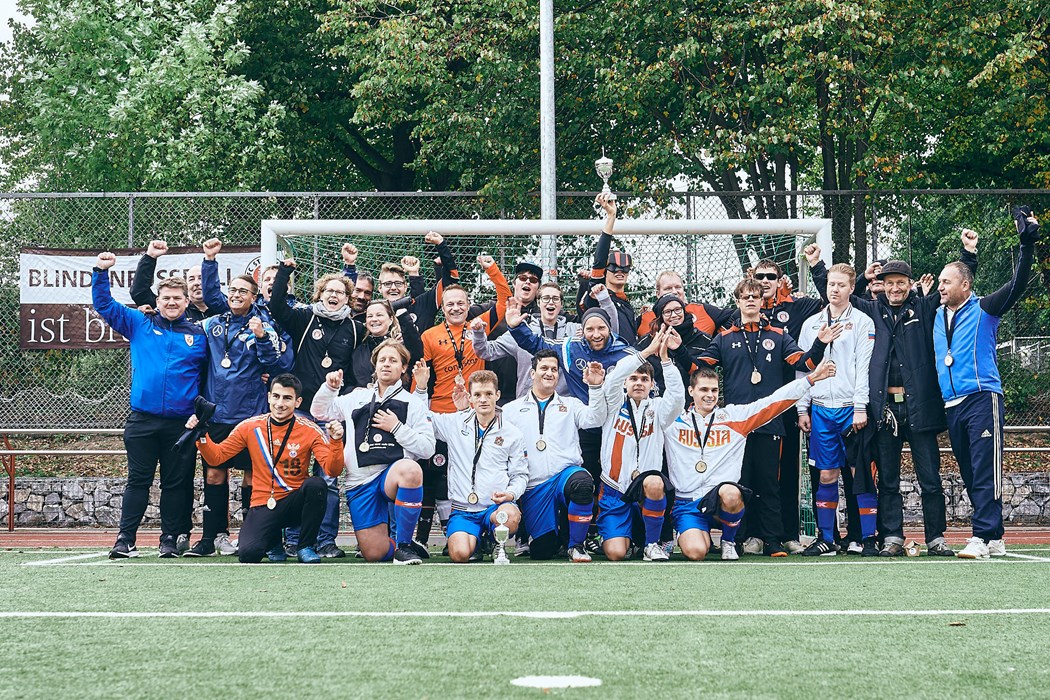 Nach dem Turnier fanden sich der FC St. Pauli, Zvezda Moskau sowie die Team-Betreuer und die Schiedsrichter zu einem gemeinsamen Foto zusammen. Foto: Stefan Groenveld