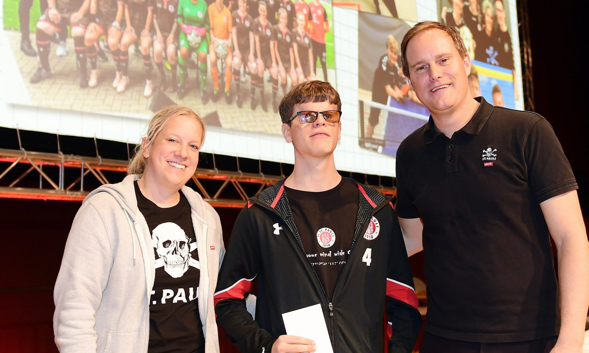 Bei der gestrigen Mitgliederversammlung des FC St. Pauli wurde Tönsing vor mehr als 700 Gästen von Vereinspräsident Oke Göttlich und von Aufsichtratsvorsitzende Sandra Schwedle mit der Silbernen Leistungsnadel geehrt.  Foto:: FC St. Pauli