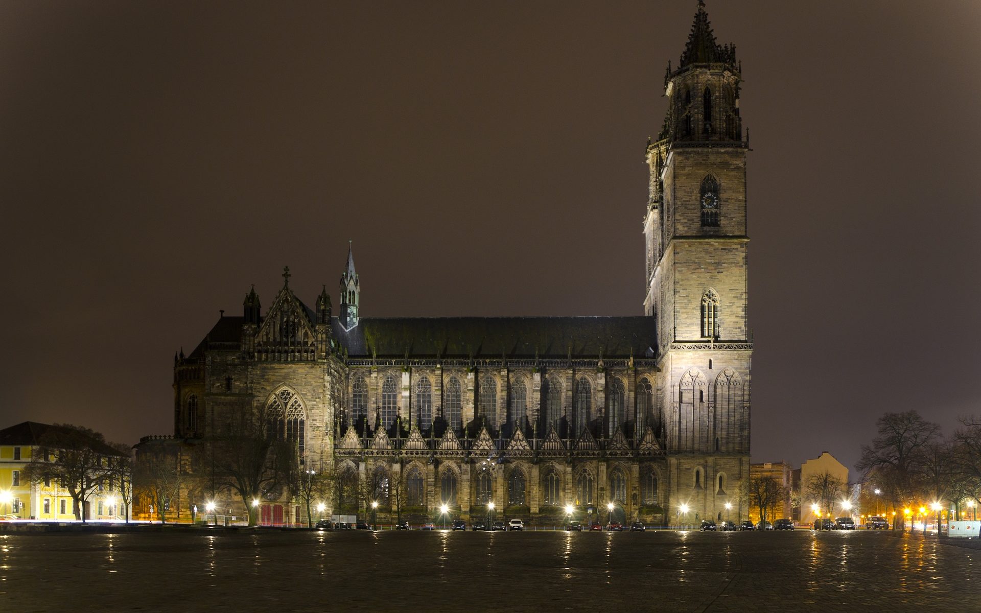 Der Magdeburger Dom bei Nacht. Er ist das Wahrzeichen der Stadt. Fotorechte: Pixaline.