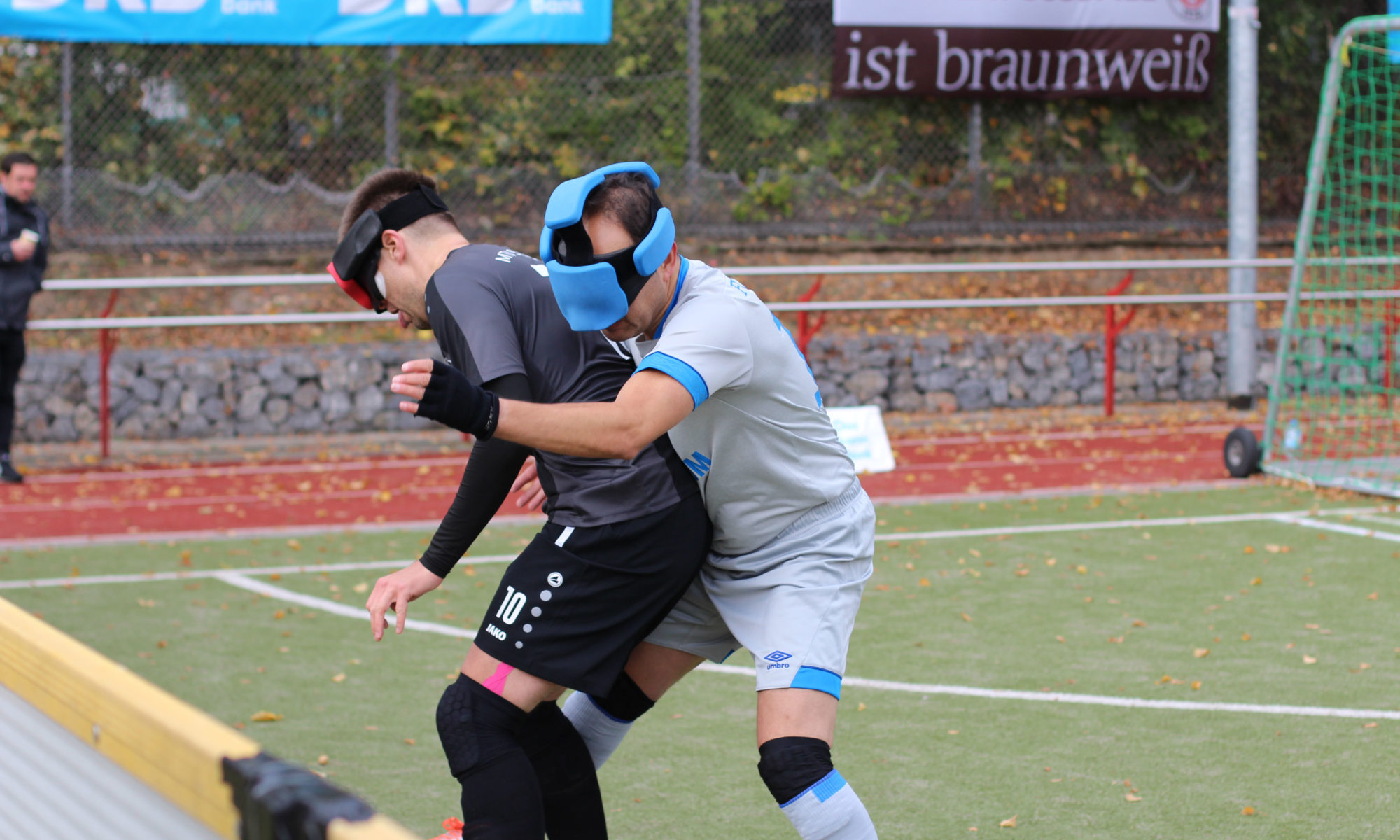 In der Nahaufnahme eines Zweikampfs hat Alexander Fangmann den Ball zwischen den Beinen. Er wird von hinten von Bajram Dogan angegriffen, der ihn eng bedrängt, Foto: Tomke Koop.