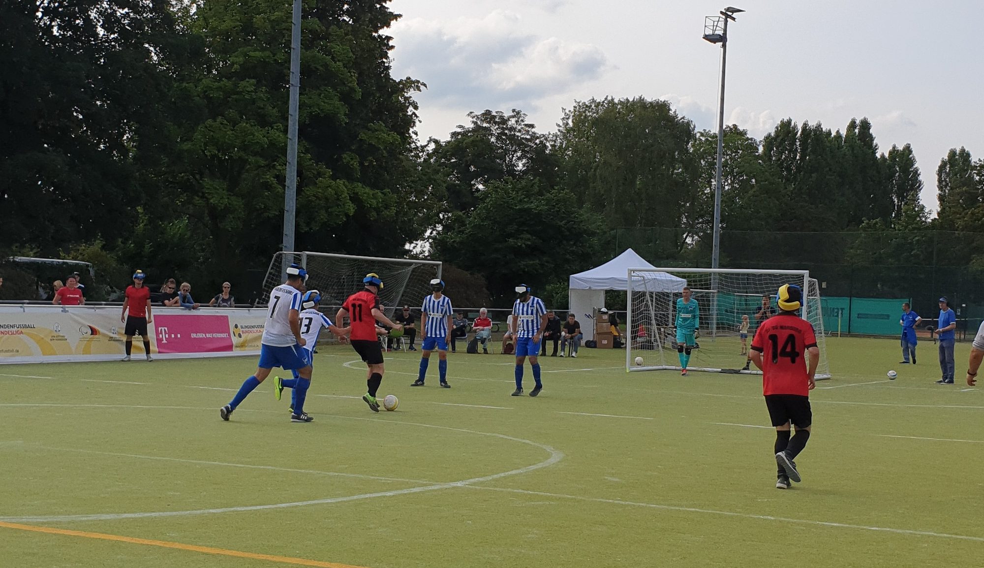 SF/BG Blista Marburg gewinnt mit 2:0 gegen Hertha BSC. Hier eine Szene aus dem Spiel, bei dem Marburgs Björn Hoppmann auf die Berliner Defensive zuläuft. Foto: Felix Amrhein.