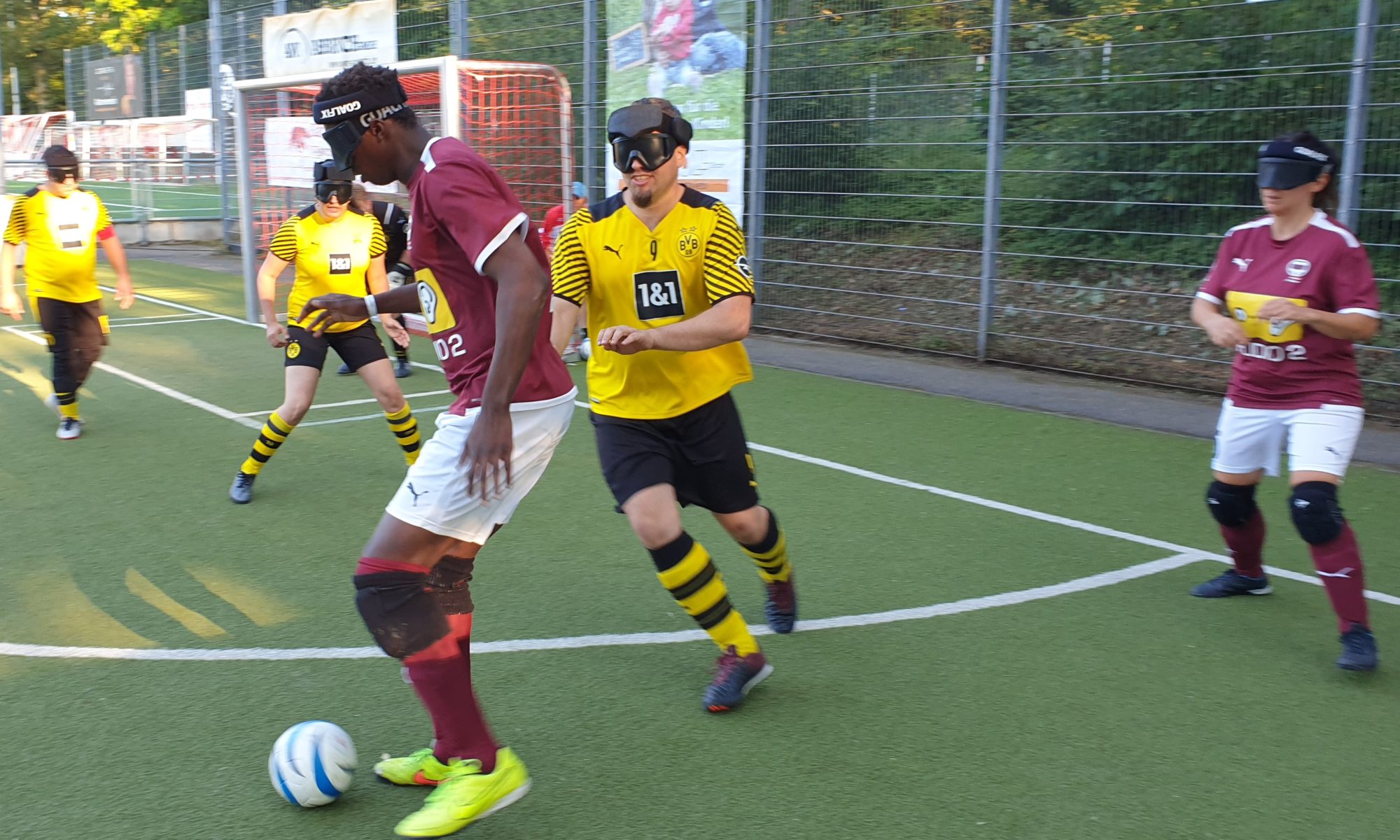 Wiens Asmin Traore versucht sich hier im Zweikampf gegen Dortmunds Henning Ulrich durchzusetzen. Foto: Jari Schaller