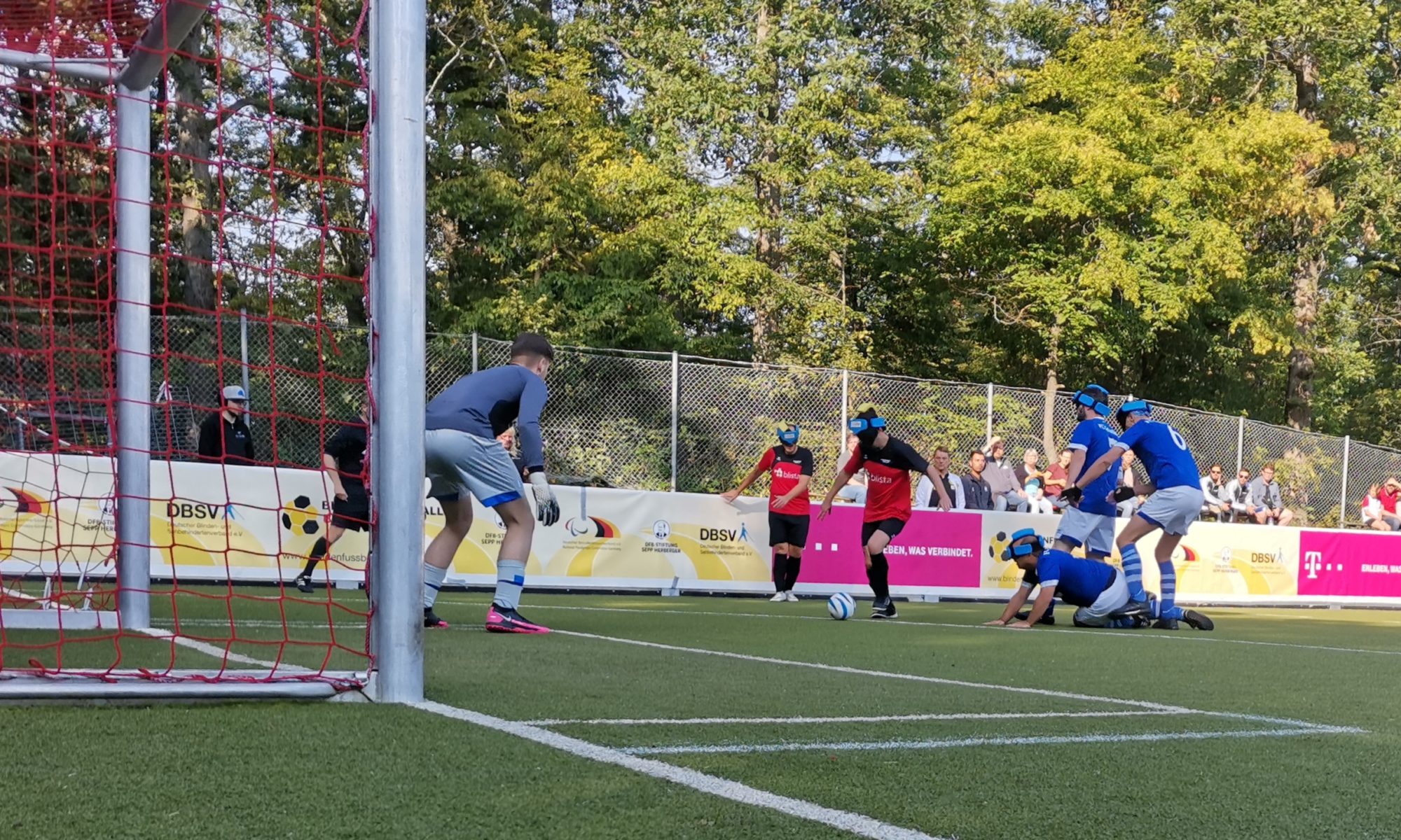 Adriani Botez rutschte für den verletzten Ali Pektas in die Marburger Startelf und erzielte den 4:0-Endstand. In dieser Situation versuchte er sich gegen die in Durchgang 1 kompakt stehende Schalker Hintermannschaft durchzusetzen. Foto: Jonas Bargmann