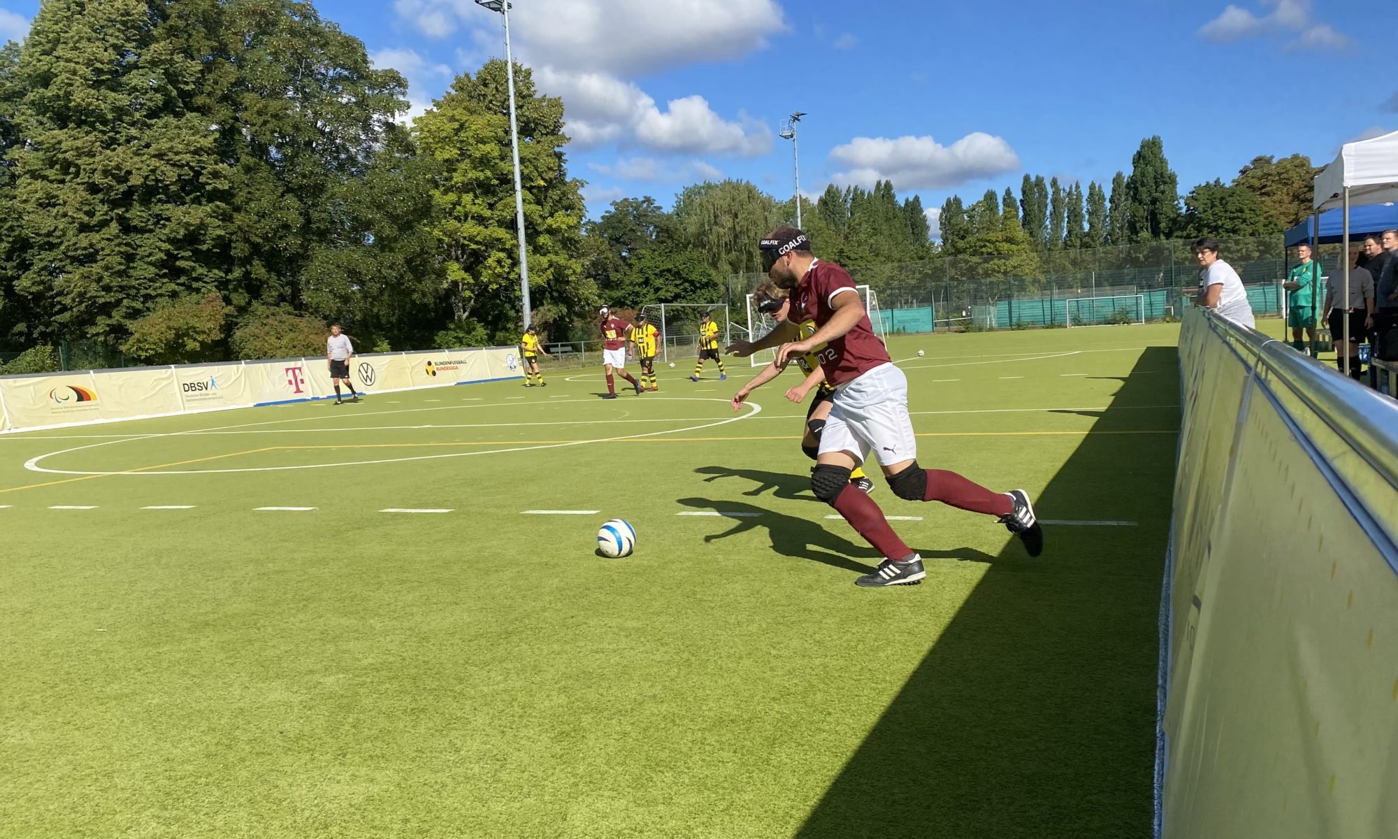 Wiens Sasa Stojkovic im Zweikampf mit Dortmunds Jonas Fuhrmann. Foto: Bargmann