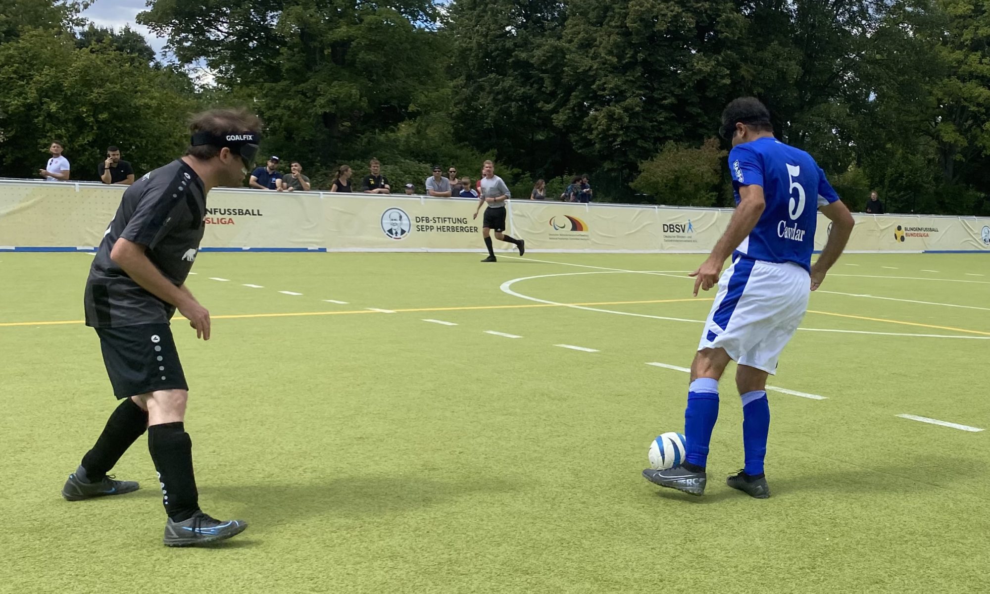 Schalkes Ali Cavdar versucht sich gegen die Stuttgarter Defensive mit einem Dribbling durchzusetzen.