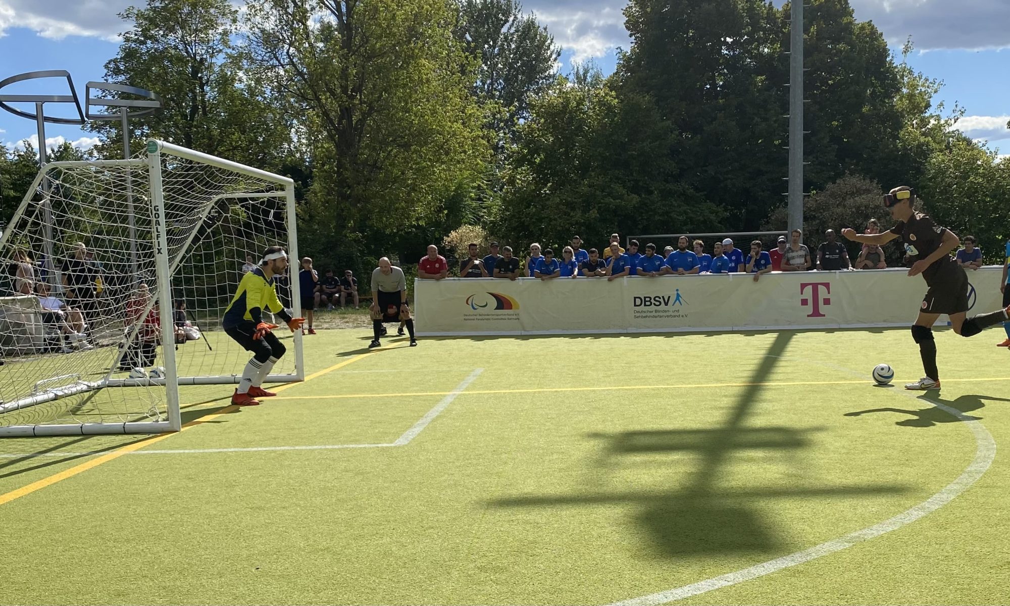Im Bild: Rasmus Narjes vom FC St. Pauli scheitert vom Sechsmeter.