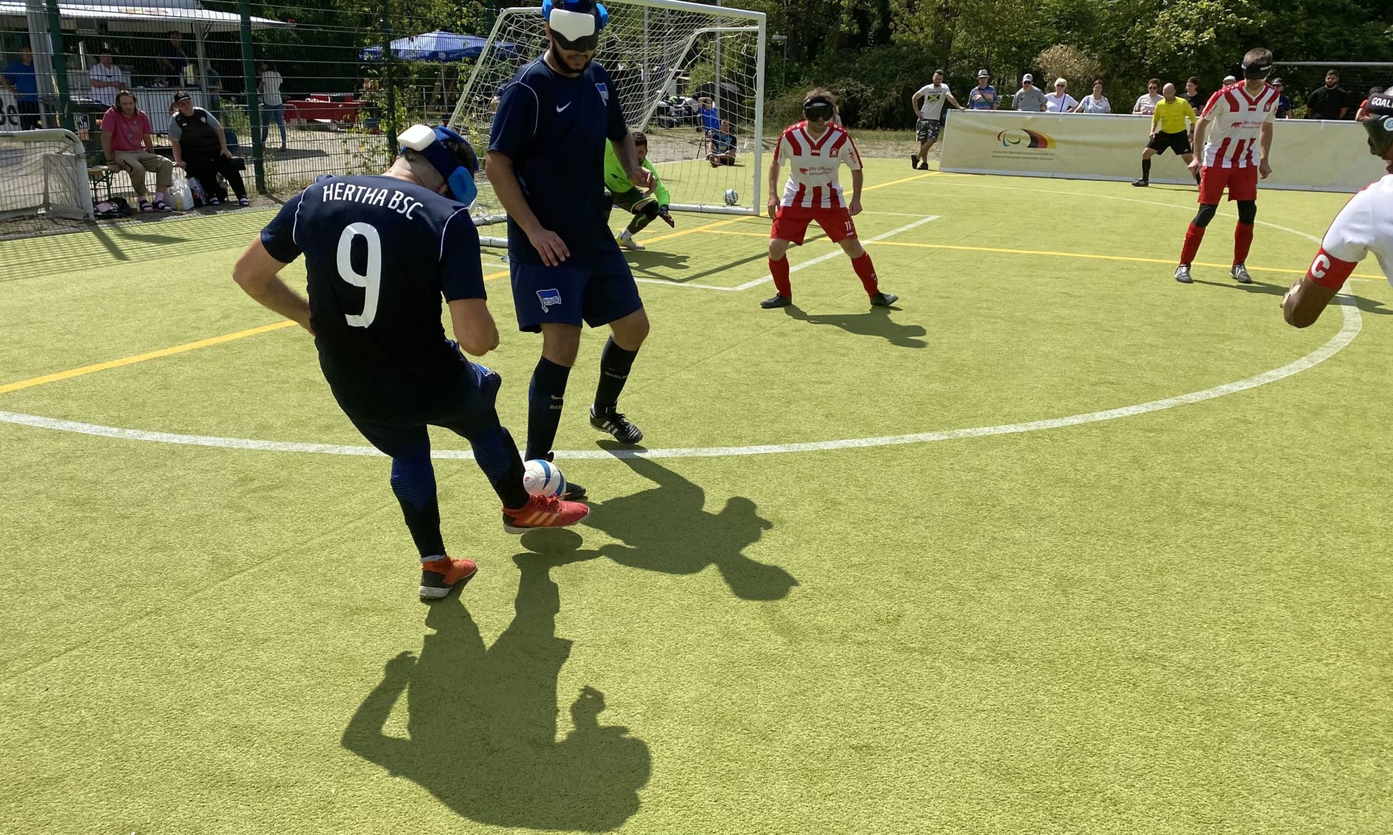Ercan Bayraktar von Hertha BSC spielt einen Pass im Spiel gegen den MTV Stuttgart