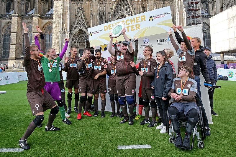 Philipp Versen vom FC St. Pauli durfte 2022 die Meisterschale in den Kölner Himmel recken. Gelingt den Kiezkickern die Titelverteidigung in diesem Jahr? Foto: Carsten Kobow