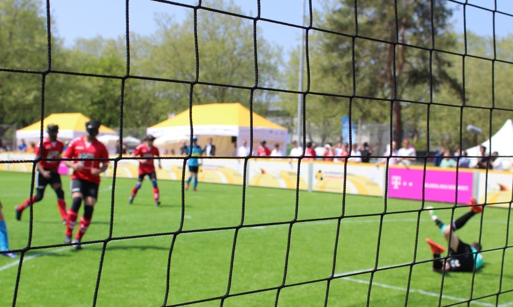 Gibt es bald ein Team aus der Blindenfußball-Bundesliga aus Bergisch-Gladbach? In diesem Bild ist ein Blindenfußball-Spielfeld zu sehen. Das Foto wurde durch das Tornetz aufgenommen.,