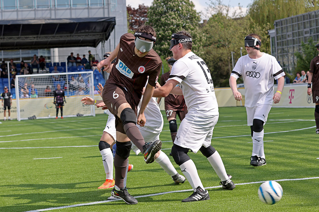 Will beim Heimspieltag jubeln: St. Paulis. Paul Ruge, der den Ball wuchtig mit dem rechten Fuß in Richtung Ingolstädter Tor schießt. Foto: Carsten Kobow