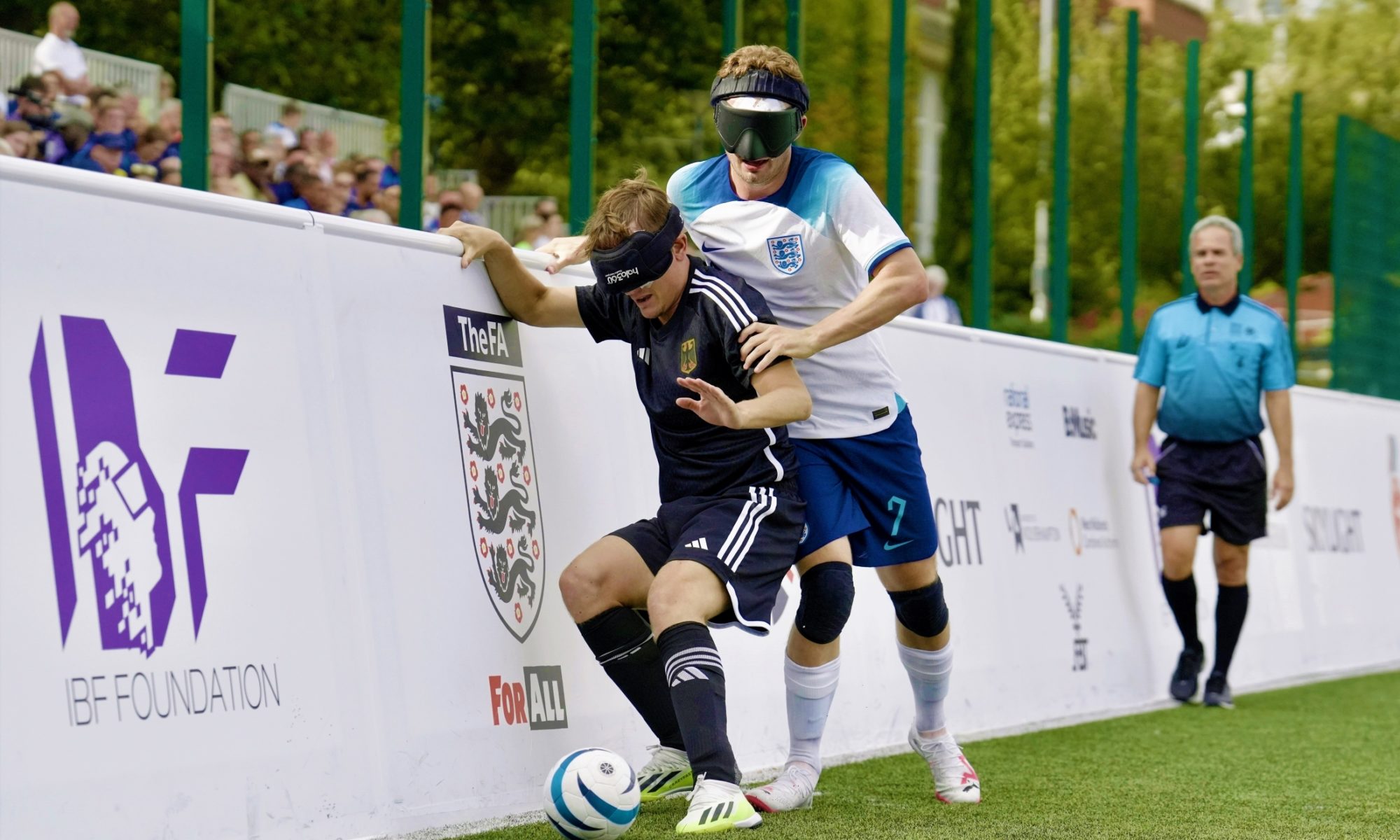 Taime Kuttig versucht den Ball vor dem Engländer Brandon Coleman abzuschirmen. Deutschland jubelte am Ende nach einem 1:0-Erfolg. Foto: Michael Hain.