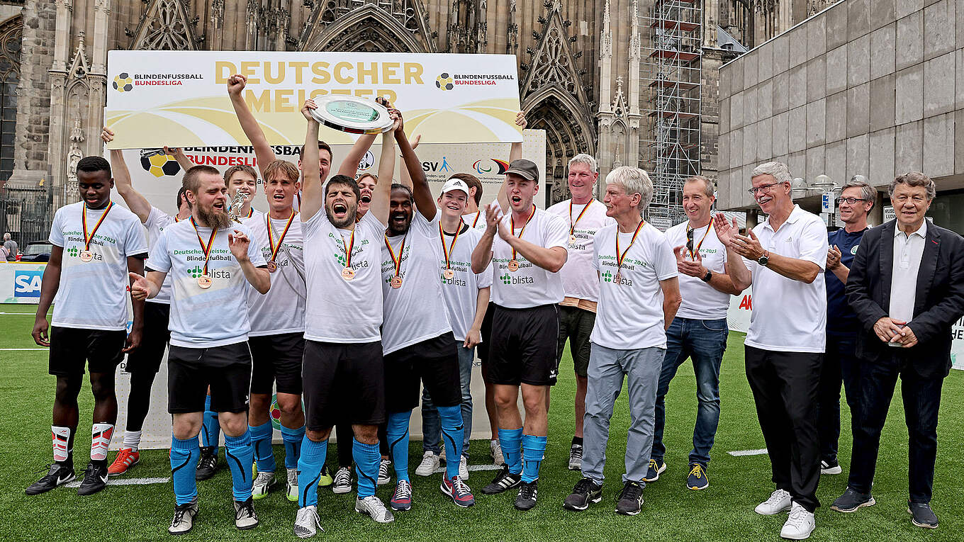 Jubel vor dem Kölner Dom: Blista Marburg feiert den sechsten Mseistertitel © Carsten Kobow