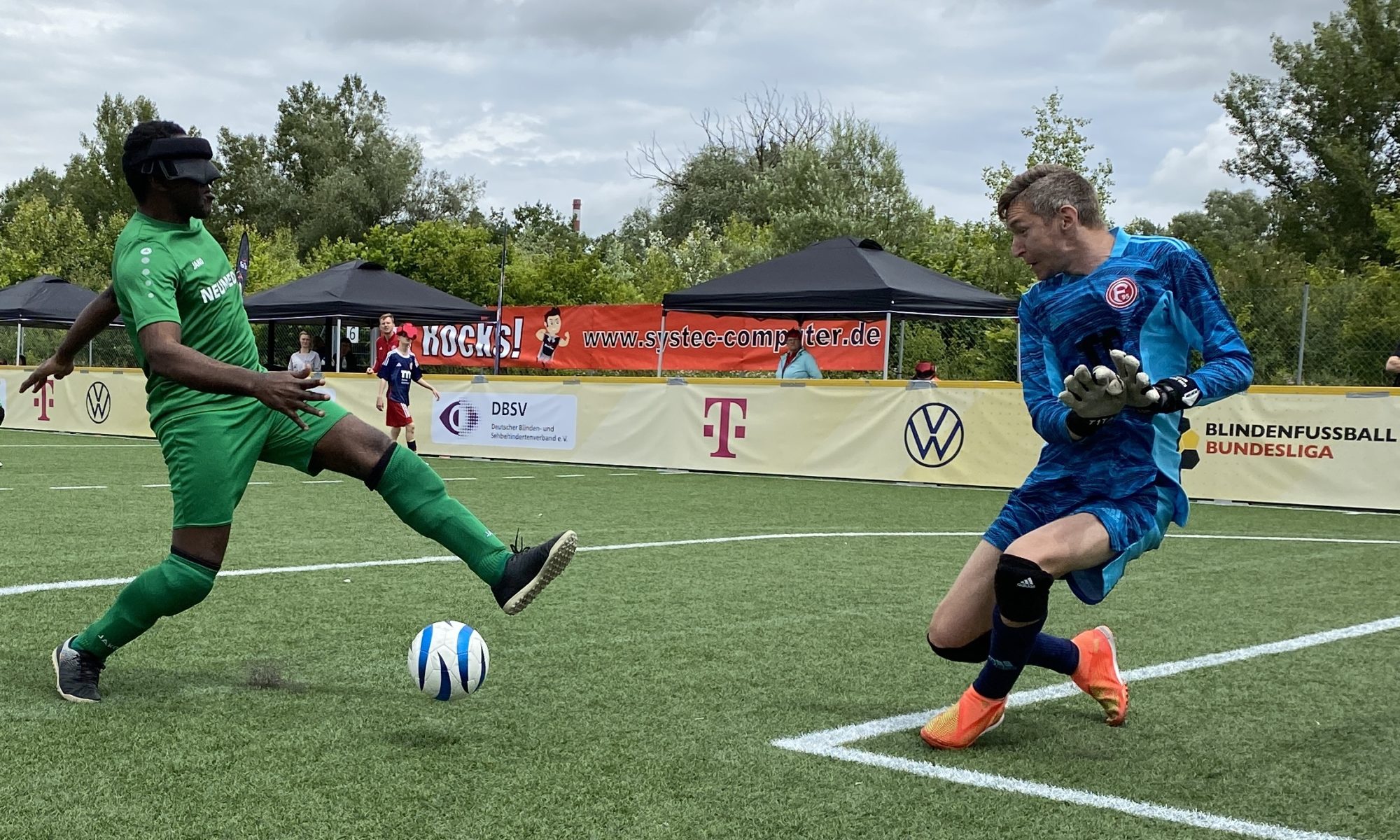 Paulin Nomy versucht gegen Düsseldorfs Matthias Rychelski zum Torerfolg zu kommen. Rychelski spielt in dieser Saison für Düsseldorf, nachdem Hertha BSC keine Mannschaft für die Saison stellen konnte. Foto: Jonas Bargmann
